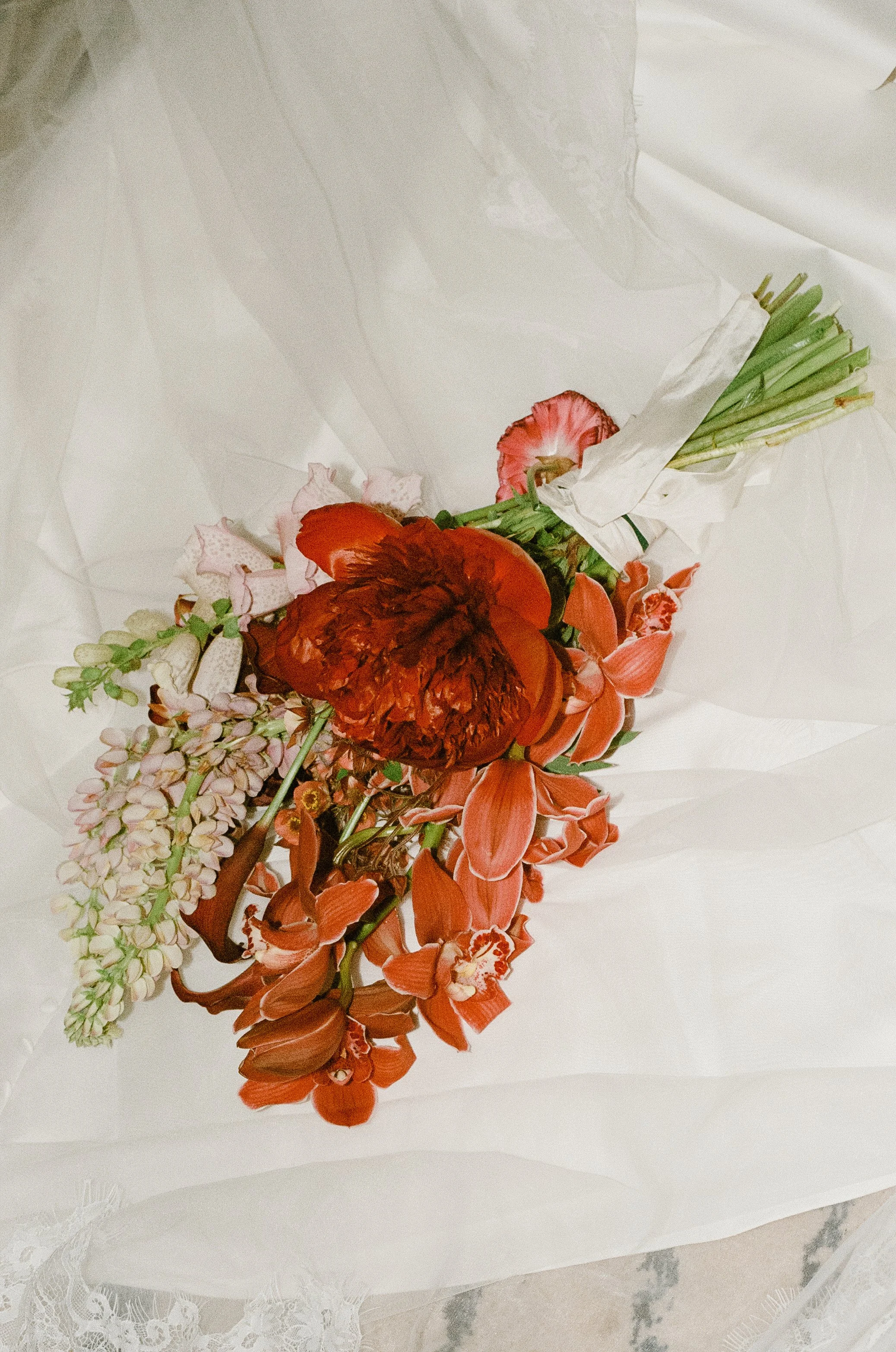 secret-garden-bride-ethereal-bouqet.jpg