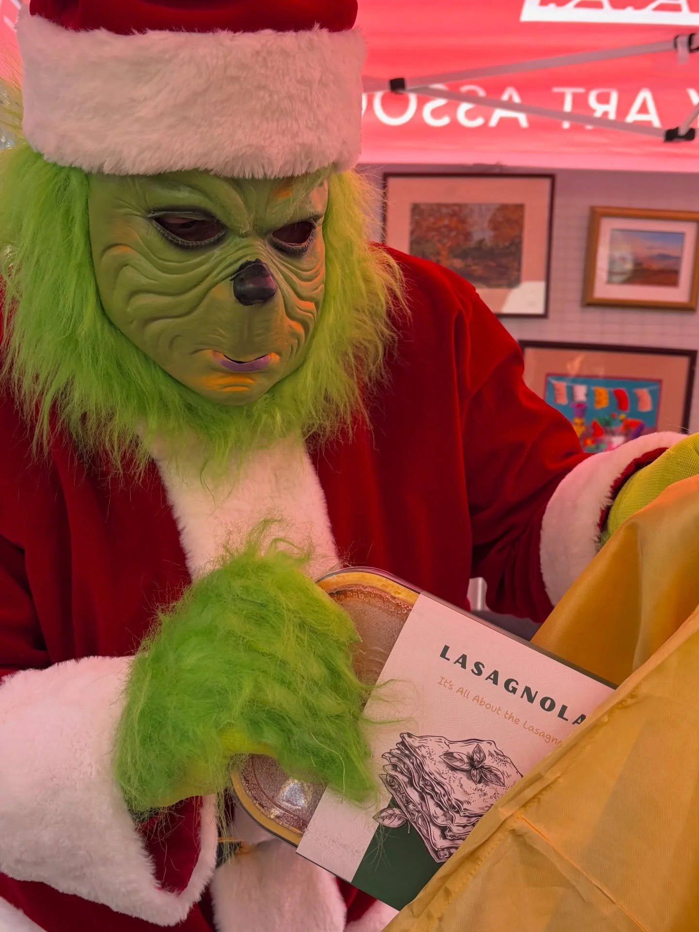 OH NO!!! THE GRINCH STOLE OUR LASAGNAS!!🌲

Order online through the link in our bio to steal them back!!!