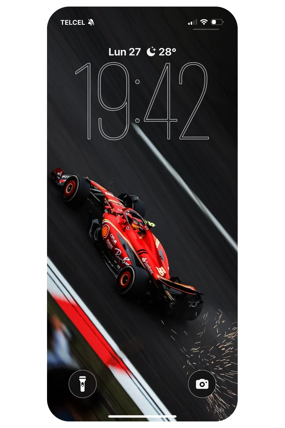 Carlos Sainz generando chispas con el Ferrari SF-24, wallpaper para celular