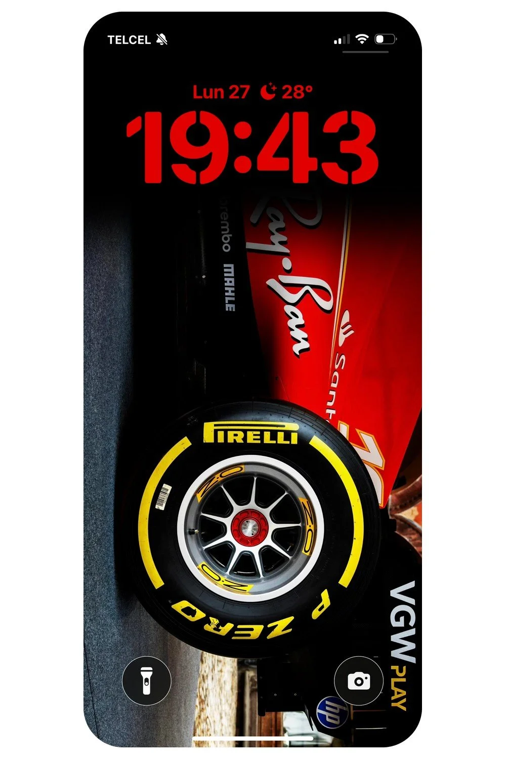 Detalle de neumáticos Pirelli de 13 pulgadas en un Ferrari de Fórmula 1, wallpaper para celular