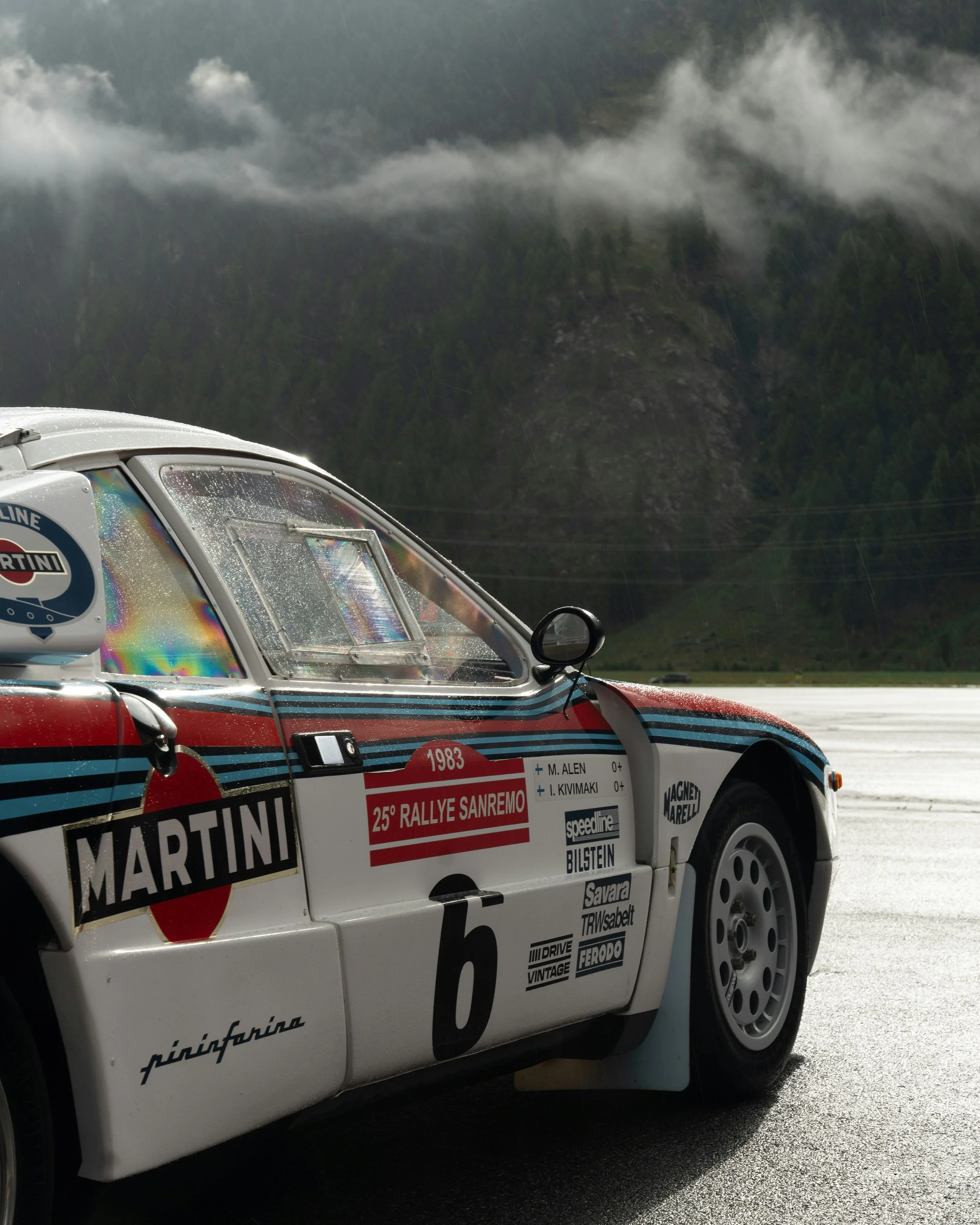 Lancia 037 frente a bosque