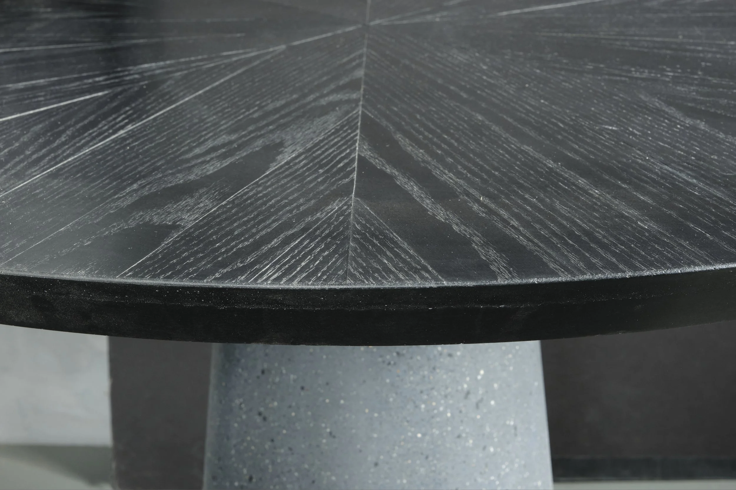 Detail of Black Mamba's wood-grain finish