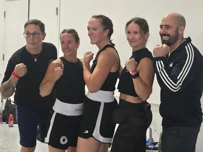 Team OTR 💙🖤
.
.
.
#ontheropesri #ontheropesboxing #mastersboxing #femalefighters #fightnight #fighteeekend #womensboxing #boxing #motivation #teamwork