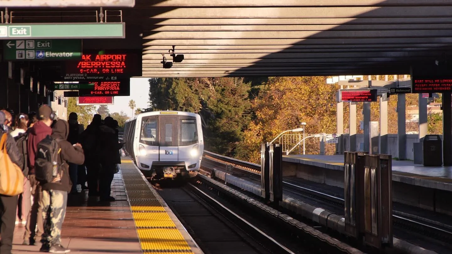 By day and by night, the action at El Cerrito del Norte never stops. A video approaching the platform @ 3pm on Friday!