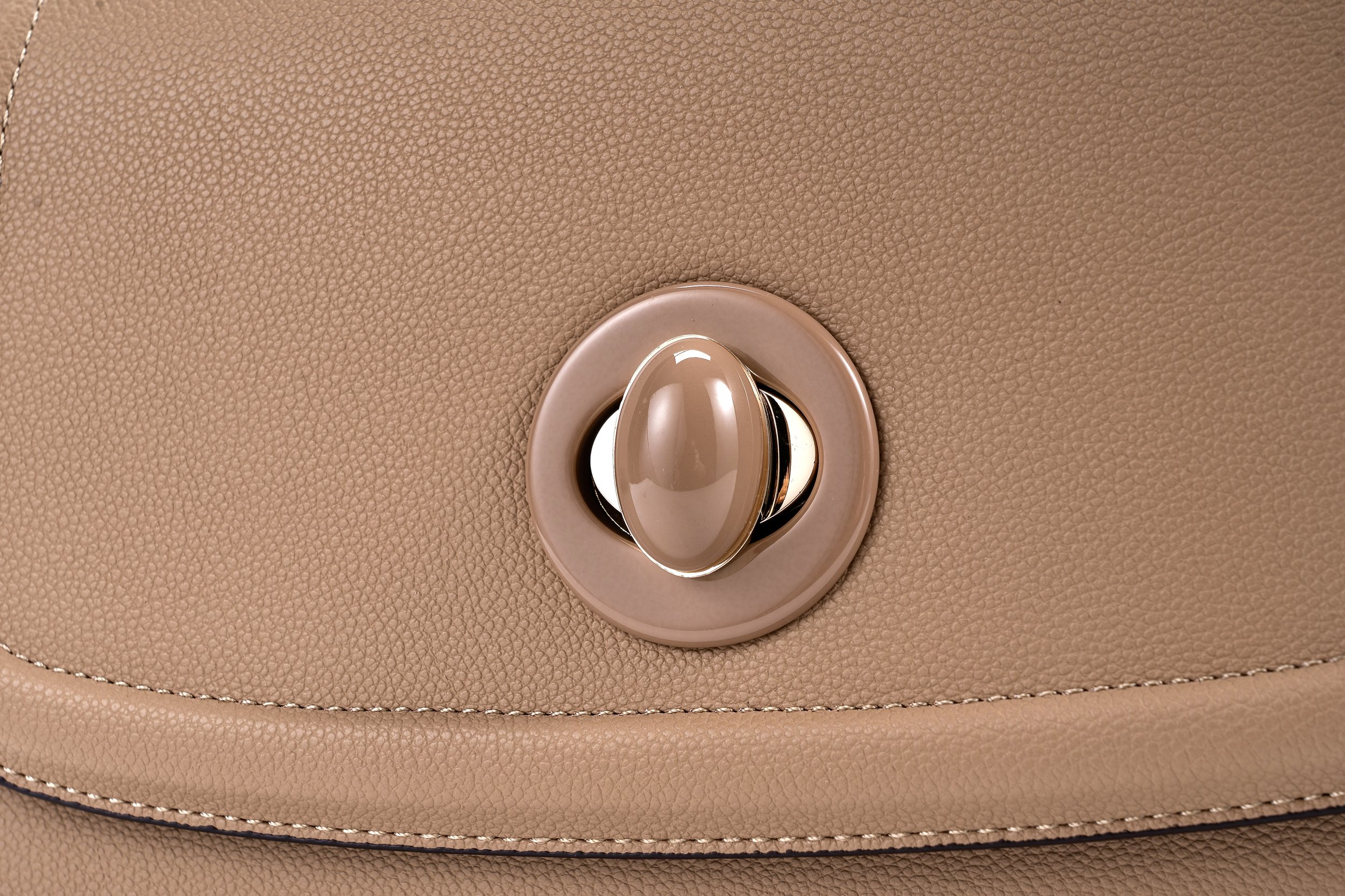 Classic Chain Sleek Turn-Lock Brown Texture.jpeg