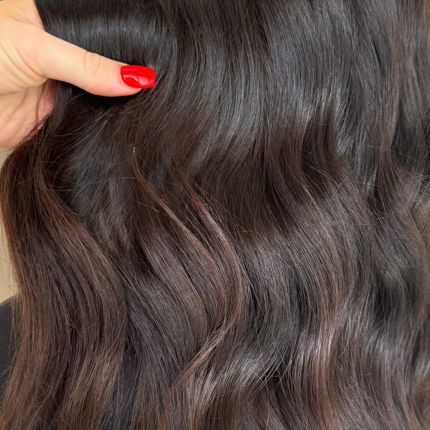 GLOSSY BRUNETTE ✨🤎
.
Name something better than shiny, healthy hair&hellip; 
.
.
.
#northlakeshair #brisbanehairdresser 
#glossyhair #brunettehair #wavyhair #brisbaneblondes #foilmefoils