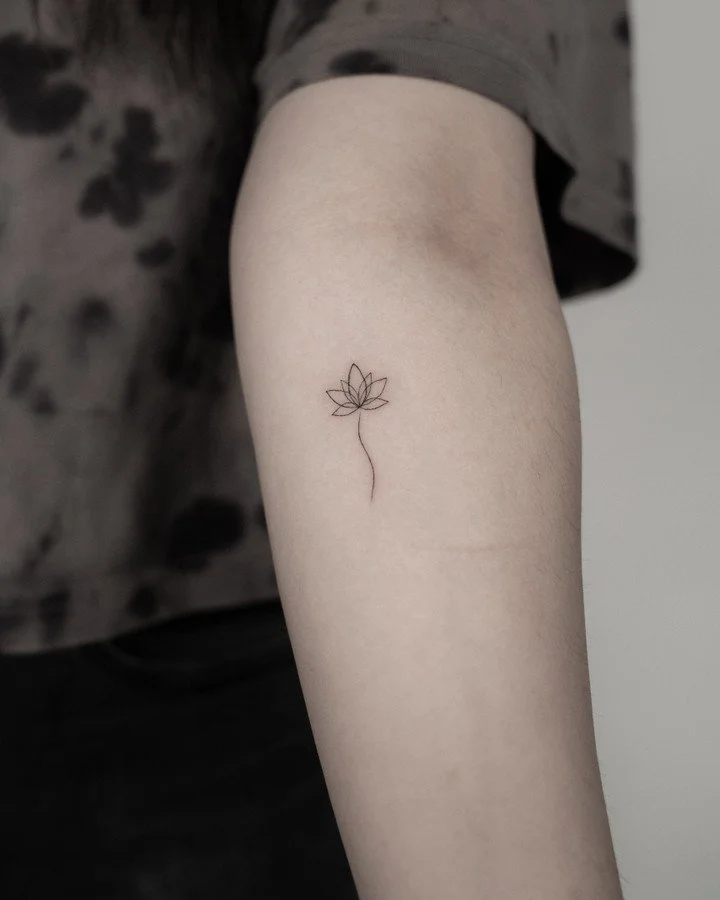 By Anisha at @finetattoostudios. Ready for a new tattoo?
&bull;
For booking, contact us through DM or email 📩
&bull;
&bull;
#tattoos #tattoolife #finelinetattoo #inkjunkeyz #inkedup #seattleink #seattletattoo #tattooideas @anisha.tattoo