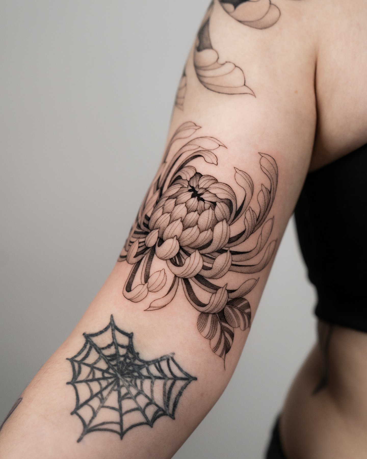 at @finetattoostudios. Ready for a new tattoo?

For booking, contact us through DM or email 

Artist: [ @fedetronconitattoo ]

Fine Studio | South Lake Union, Seattle. Custom fine line and floral tattoos, designed from scratch with botanical detail a