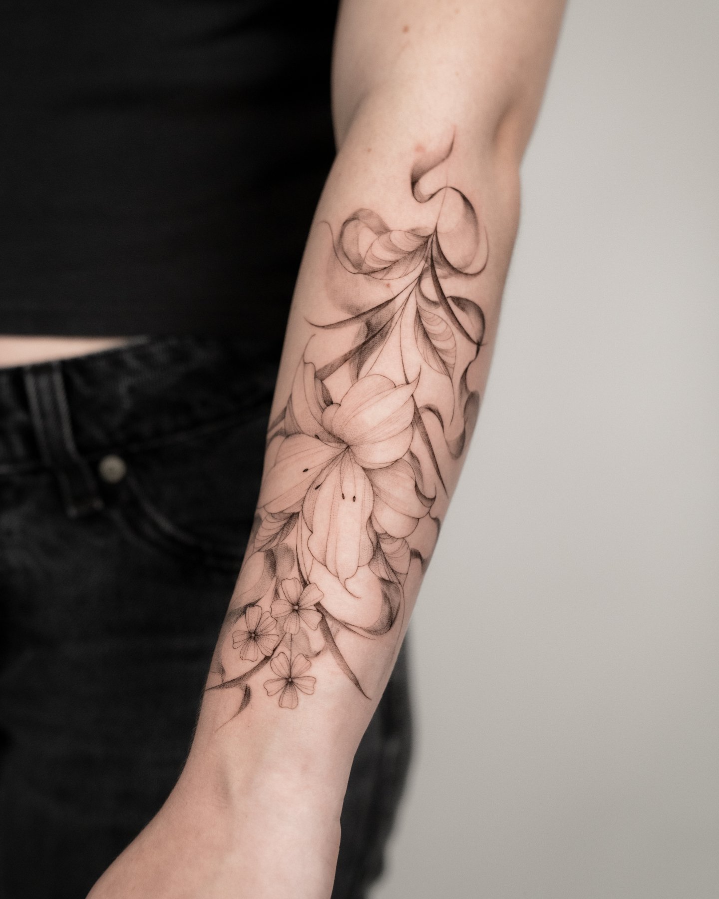 Done at @finetattoostudios by Anisha
&mdash;
Inquiries through DM.

Artist: [ @anisha.tattoo ]

Fine Studio | South Lake Union, Seattle. Custom fine line and floral tattoos, designed from scratch with botanical detail and natural movement. #floraltat