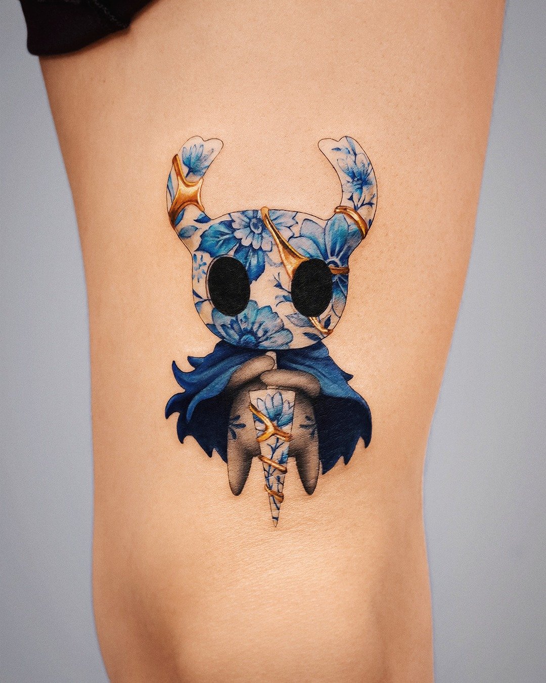 Artist Inspiration [ @e.nal.tattoo ] Specializing in blue and white work, e.nal builds entire pieces from his caracteristic cobalt blue: dragons, blossoms, clouds and koi, all painted the way they would appear on ceramic. Gold seams run through many 