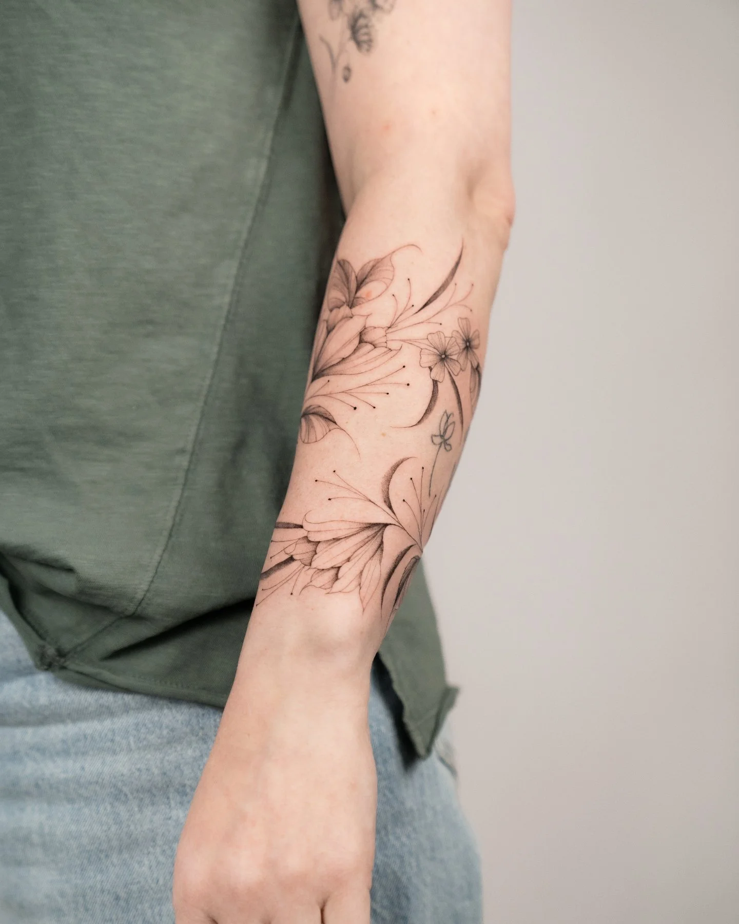 Freehand drawn for her
&mdash;
Book a free consult in our DMs.

Artist: [ @anisha.tattoo ]

Fine Studio | South Lake Union, Seattle. Custom fine line and floral tattoos, designed from scratch with botanical detail and natural movement. #freehandtatto