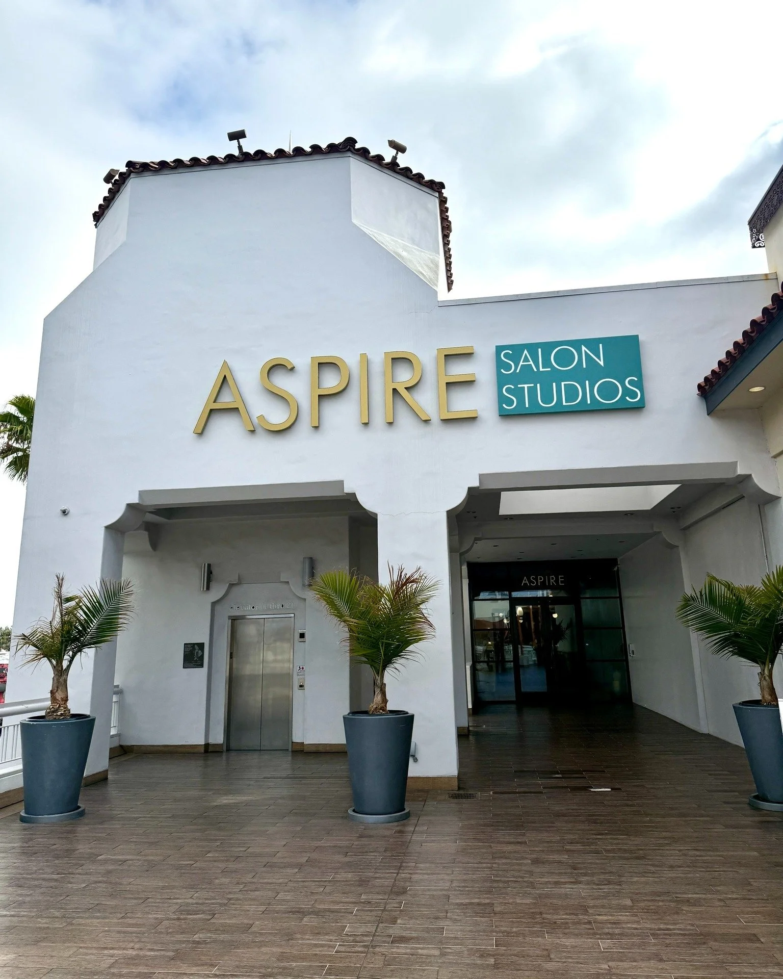 💆&zwj;♀️✨ Midweek reset? Yes, please! Whether you need a fresh cut, a rejuvenating facial, or a relaxing massage,@aspiresalonstudios has the experts to help you feel your best. Treat yourself&mdash;you deserve it! 💖 #AspireSalonStudios #SelfCare #W