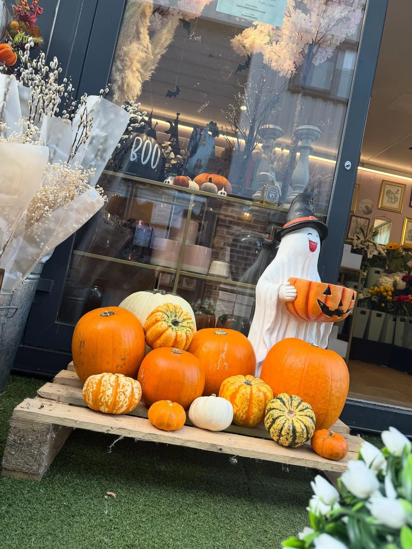 Pumpkin season 🎃🧡 

Available to purchase from our shop now 

#pumpkin #pumpkinseason #autumn #shepperton #florist #flowers #surrey #tuliptreasures