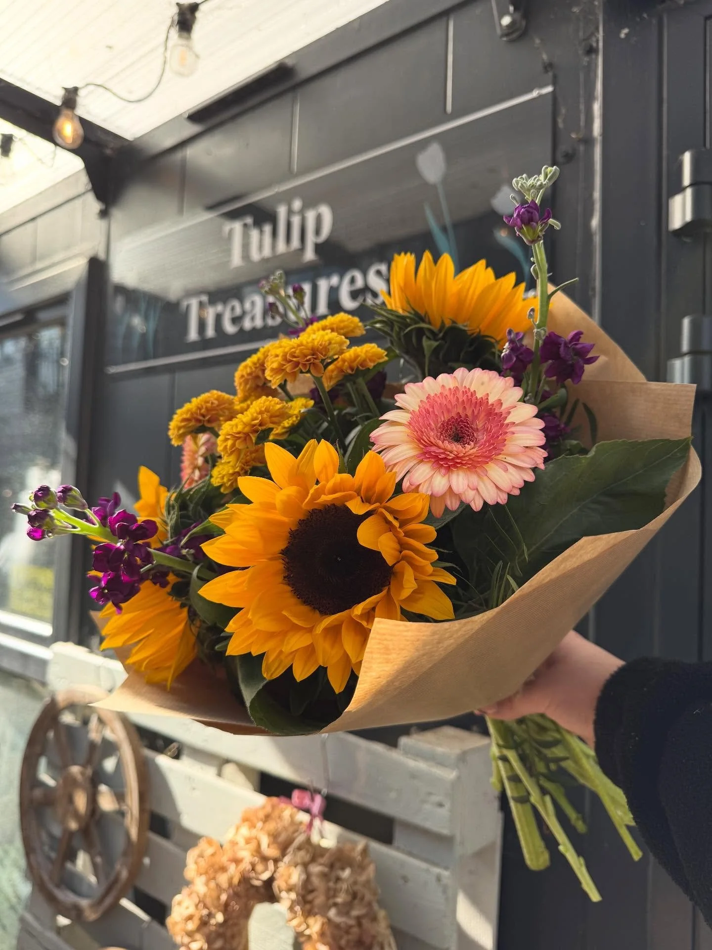 🌻Sunflower joy🌻 

Just loving the cute autumnal vibe 

#sunflowers #autumn #autumnflowers #shepperton #florist #flowers #surrey #tuliptreasures