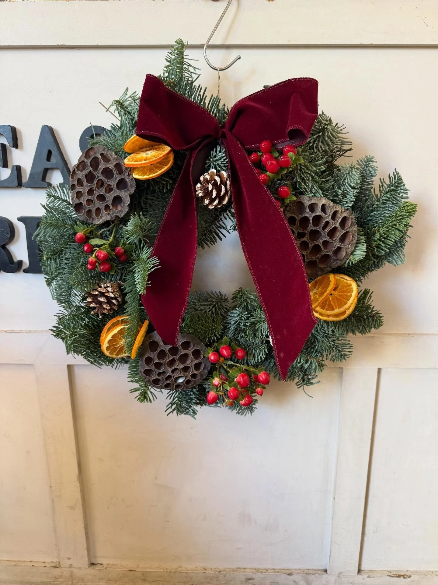 🎄Christmas Wreaths🎄 

Wreaths available in store from today! 

Also keep an eye out for the opening of the New Shop. 

#christmas #christmaswreath #festivewreaths #shepperton #florist #flowers #surrey #tuliptreasures