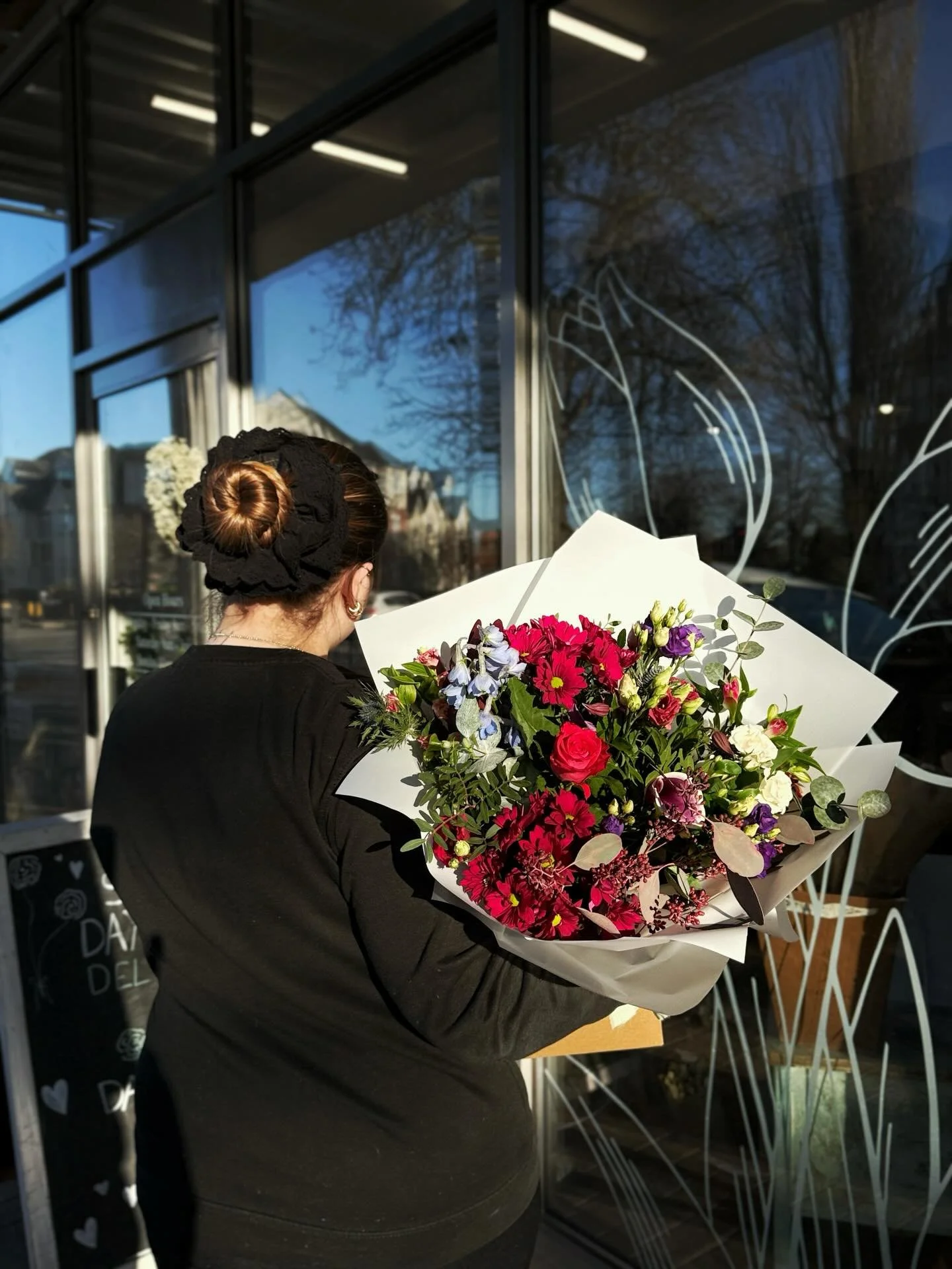 Happy Sunday ✨ 

We are open from 11am - 2pm today 

Bouquet in picture is our Raspberry Rush Bouquet 💐 

#bouquet #shepperton #florist #surrey #tuliptreasures