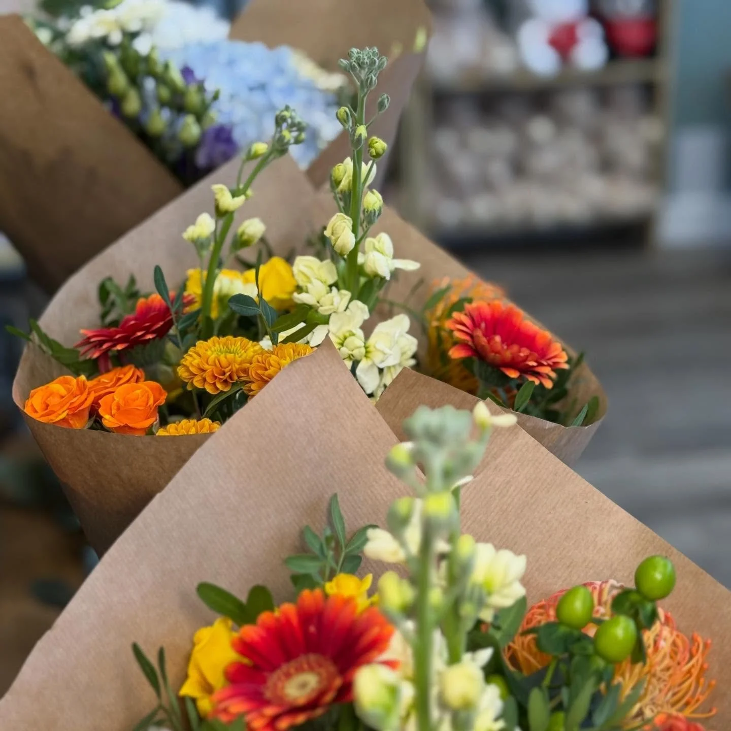 🌾Here are some of our gorgeous grab and go bunches ready for you to shop in store. 

Just pop in and pick one up. 

#grabandgobunches #shepperton #florist #surrey #tuliptreasures