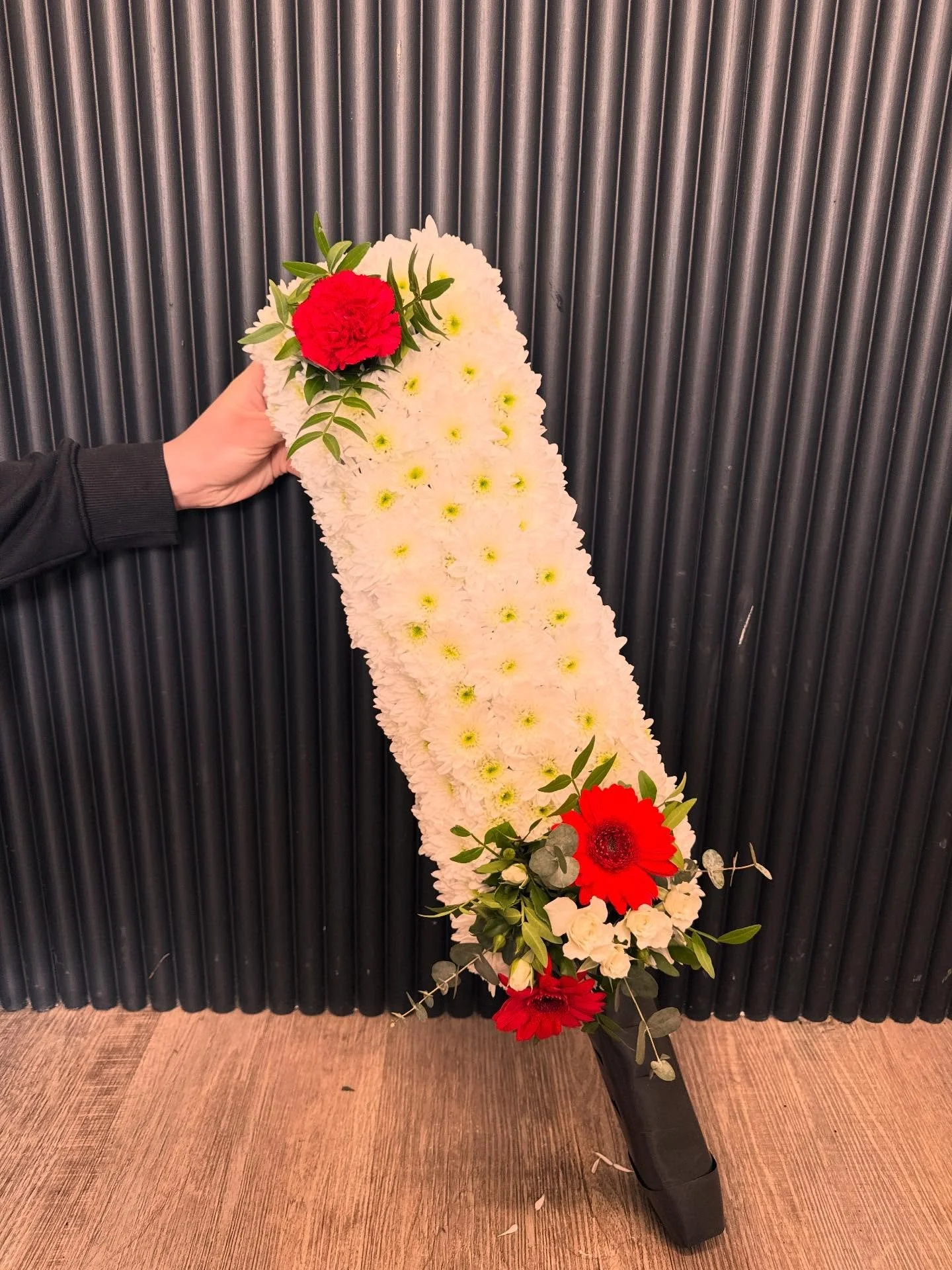 Sports tributes are a wonderful way to pay homage to someone who loved their favourite team or playing the sport. Check out our available tributes on our website and let us know if you need a custom arrangement. 

#bespokearrangments #shepperton #flo