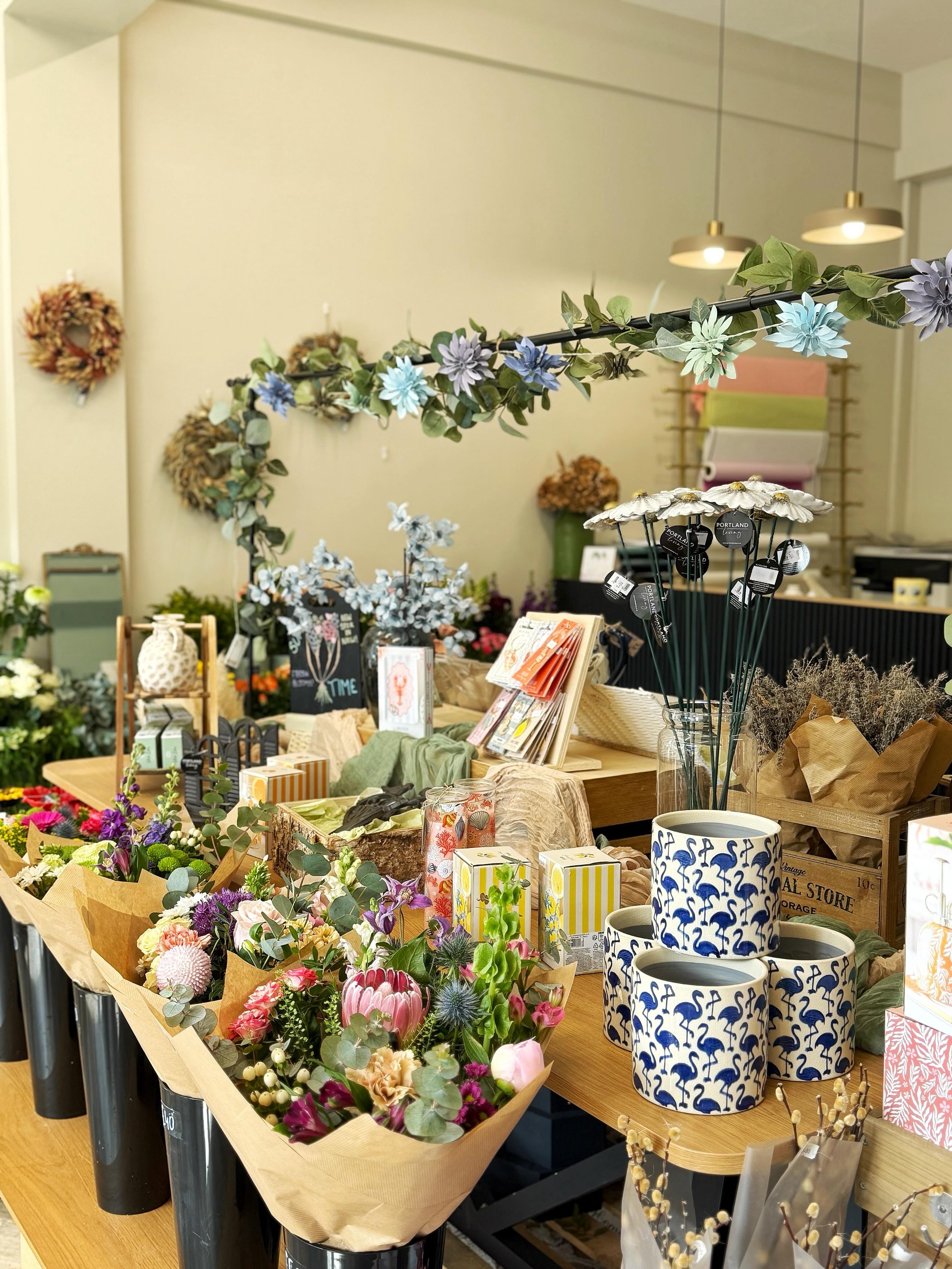 ☀️It may not be sunny outside, but here at Tulip Treasures Florist we have definitely kicked off that summer feeling. Shop now for gorgeous florals and summer time gifts🐚

#summerflorals #shepperton #florist #surrey #tuliptreasures
