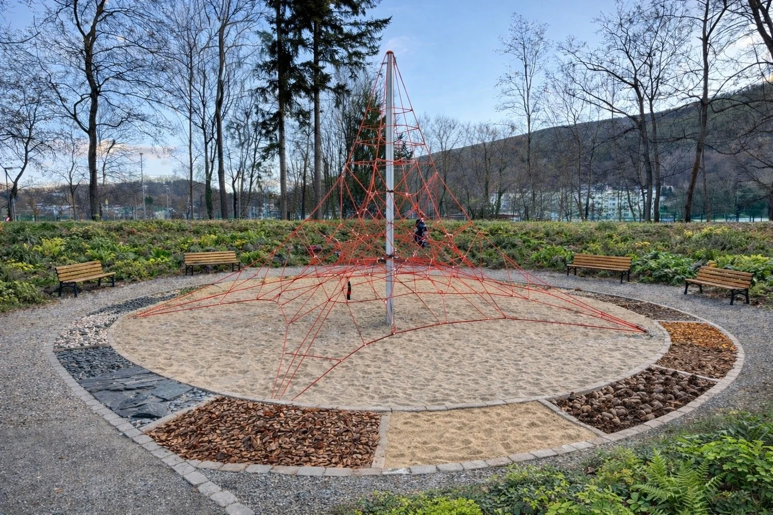 Neue Kletterspinne soll den Kurpark bereichern: Kurstadt-Verein startet Baumpatenschaftsaktion