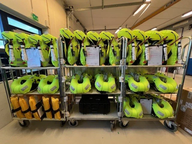 Service av oppblåsbare redningsvester