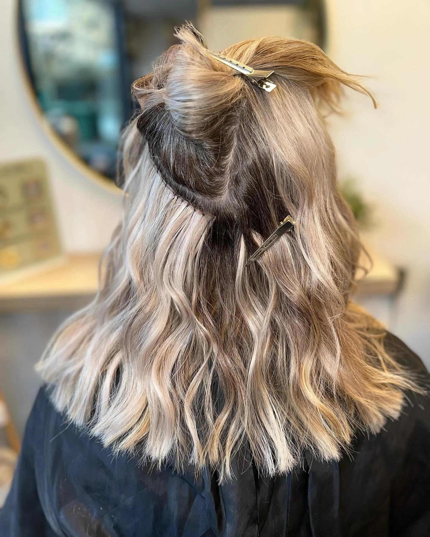 ✨ Bespoke weave placement magic 🪄
Thinking about extensions but worried they&rsquo;ll show when you wear your hair up? 👀
This gorgeous client wears plaits on day 3 &mdash; which can reveal the weave at the back &mdash; so we tailored her fitting ju