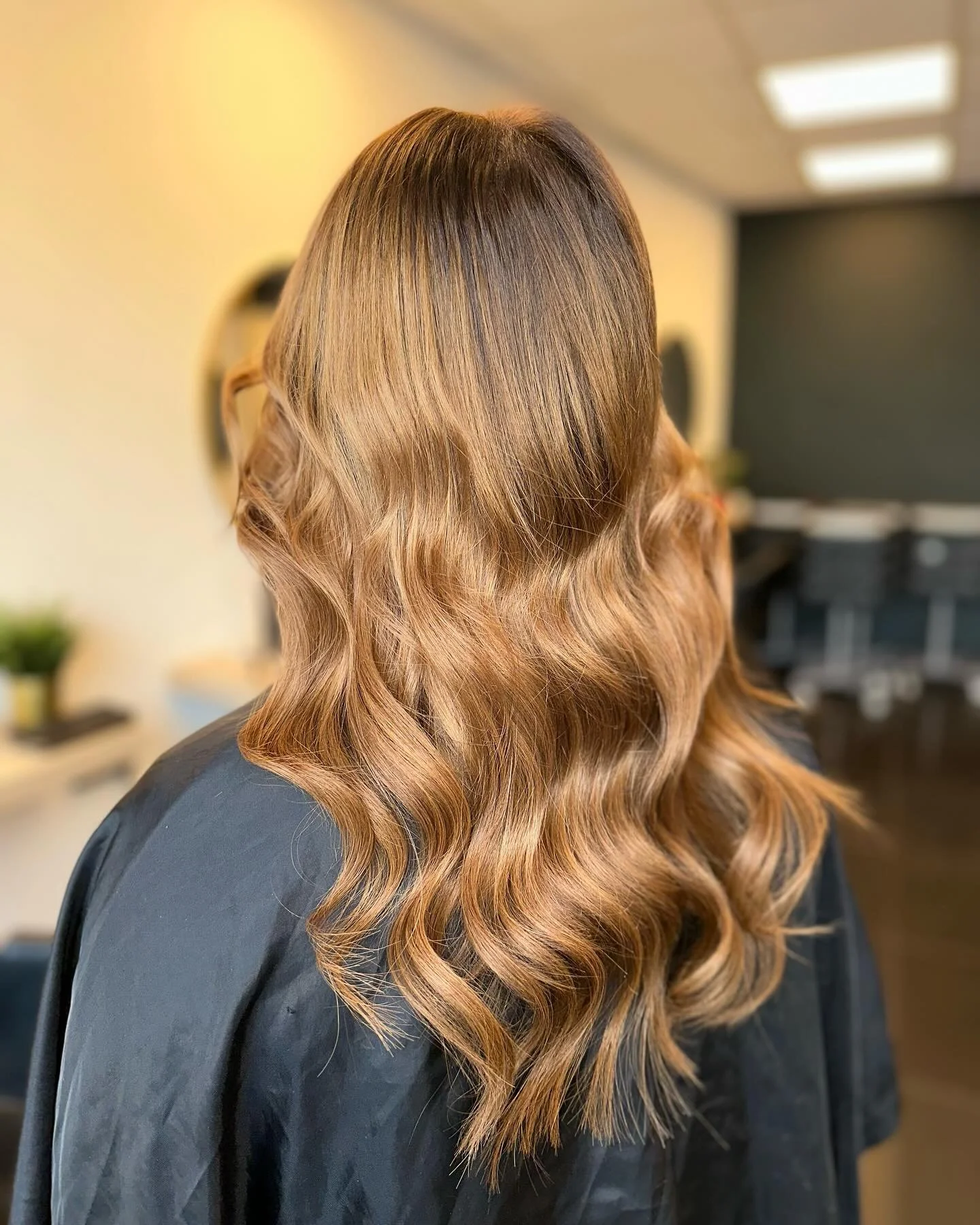 Golden glow up ☀️ 
We added 1 row of nano weave here to fill out the sides and add more warmth to the hair! Just look at the difference! 🫶🏼 
.
.
.
.
#hairextensions #hairextensiontips #hairextensionspecialist #nanoringhairextensions #nanorings#bala