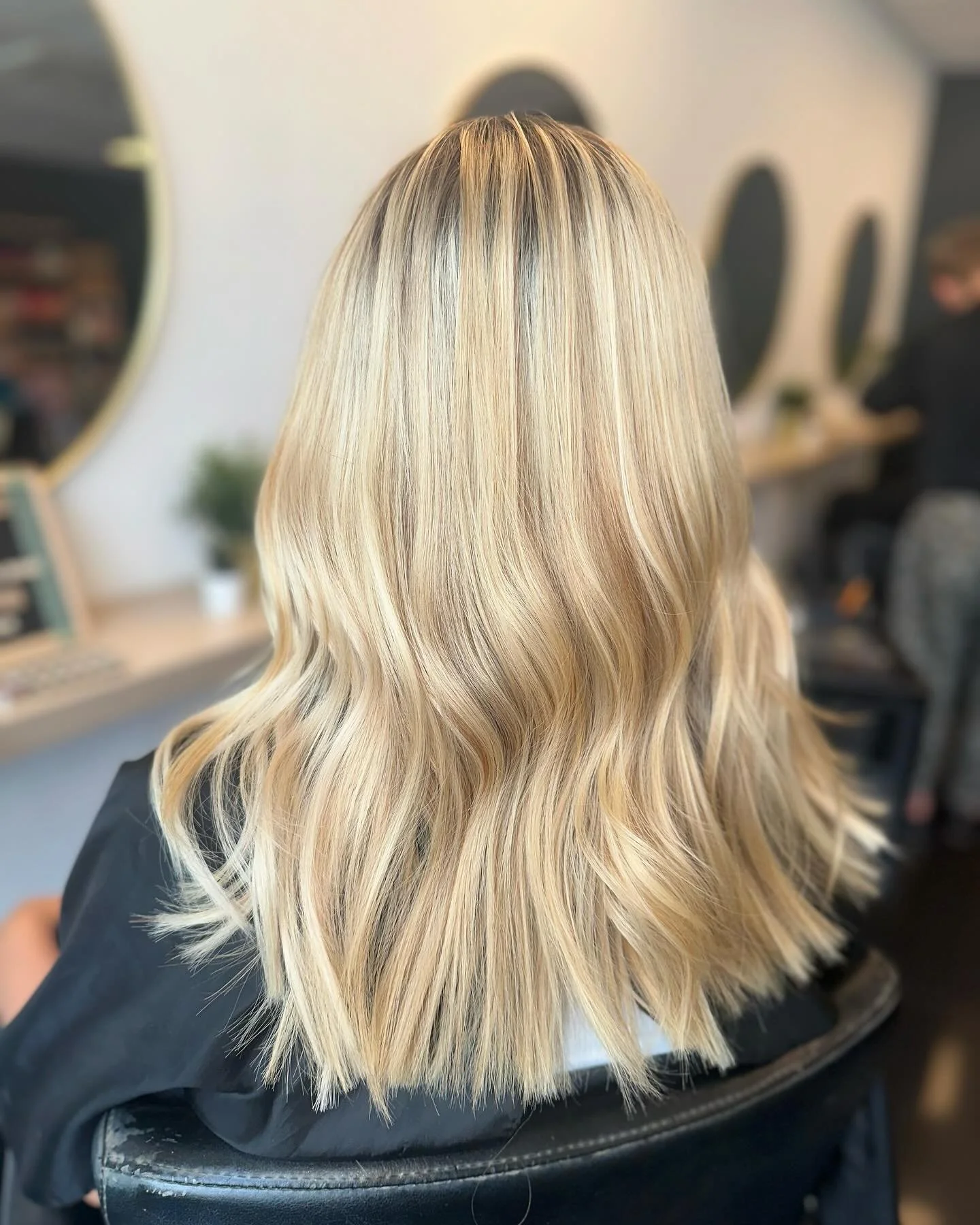 Getting that blunt finish with 2 packs of nano tip extensions! 🪄
.
.
.
.
#hairextensions #hairextensiontips #hairextensionspecialist #nanoringhairextensions #nanorings#balayageextensions #prestigehairextensions #howden #brough #hairstylist #hairexte