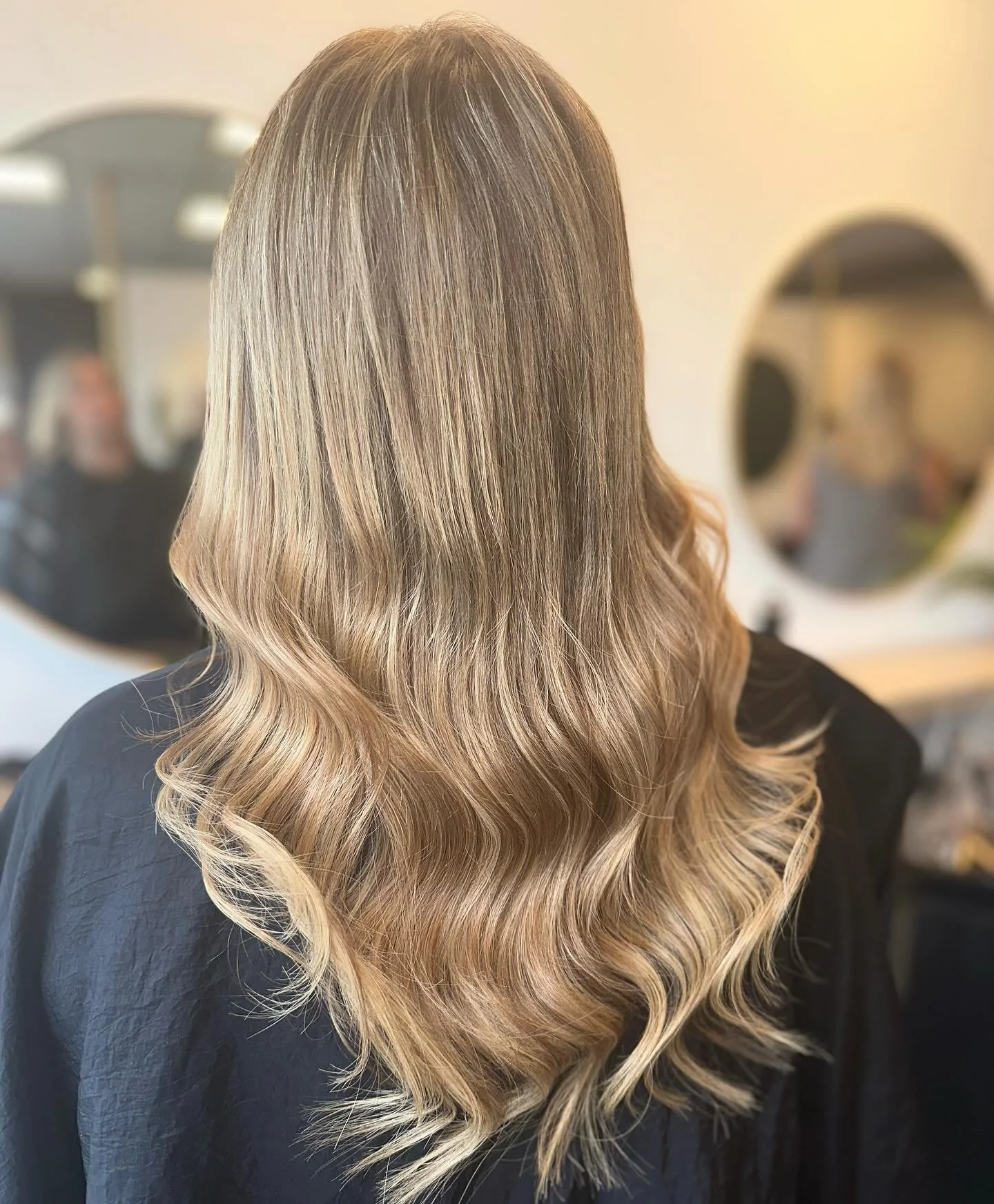 A little bit of thickness, a little bit of brightness 🔆 
1 row of nano weave added here to create this look, giving a seamless finish and minimal evidence of any extensions! Have you had a nano weave fitted by us? Head over to our website &amp; leav