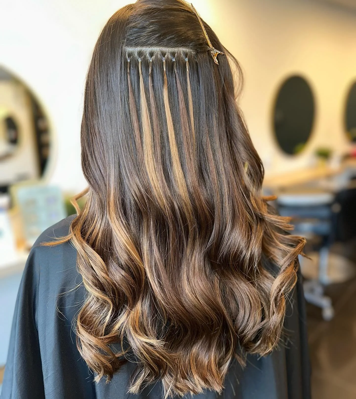 Under the hood 🤌🏼 
Our first time using @maxwellmelia nanos and we love! 
We used 18&rdquo; in shade truffle &amp; fudge brownie to create some multi total highlights &amp; add thickness! Obsessed 🤩 
.
.
.
.
#hairextensions #hairextensiontips #hai