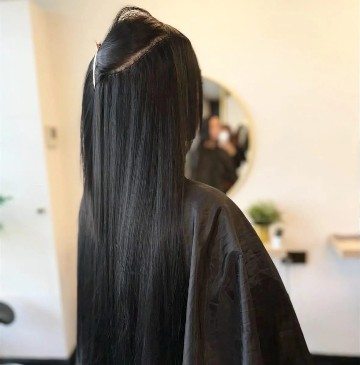 JET BLACK nano weave refit 🖤
Let&rsquo;s bust a myth 👀
Hair extensions do not stop your hair growing.

With the right method, regular refits, and good aftercare, they can actually help you retain length and grow healthier hair ✨ Here we have fitted