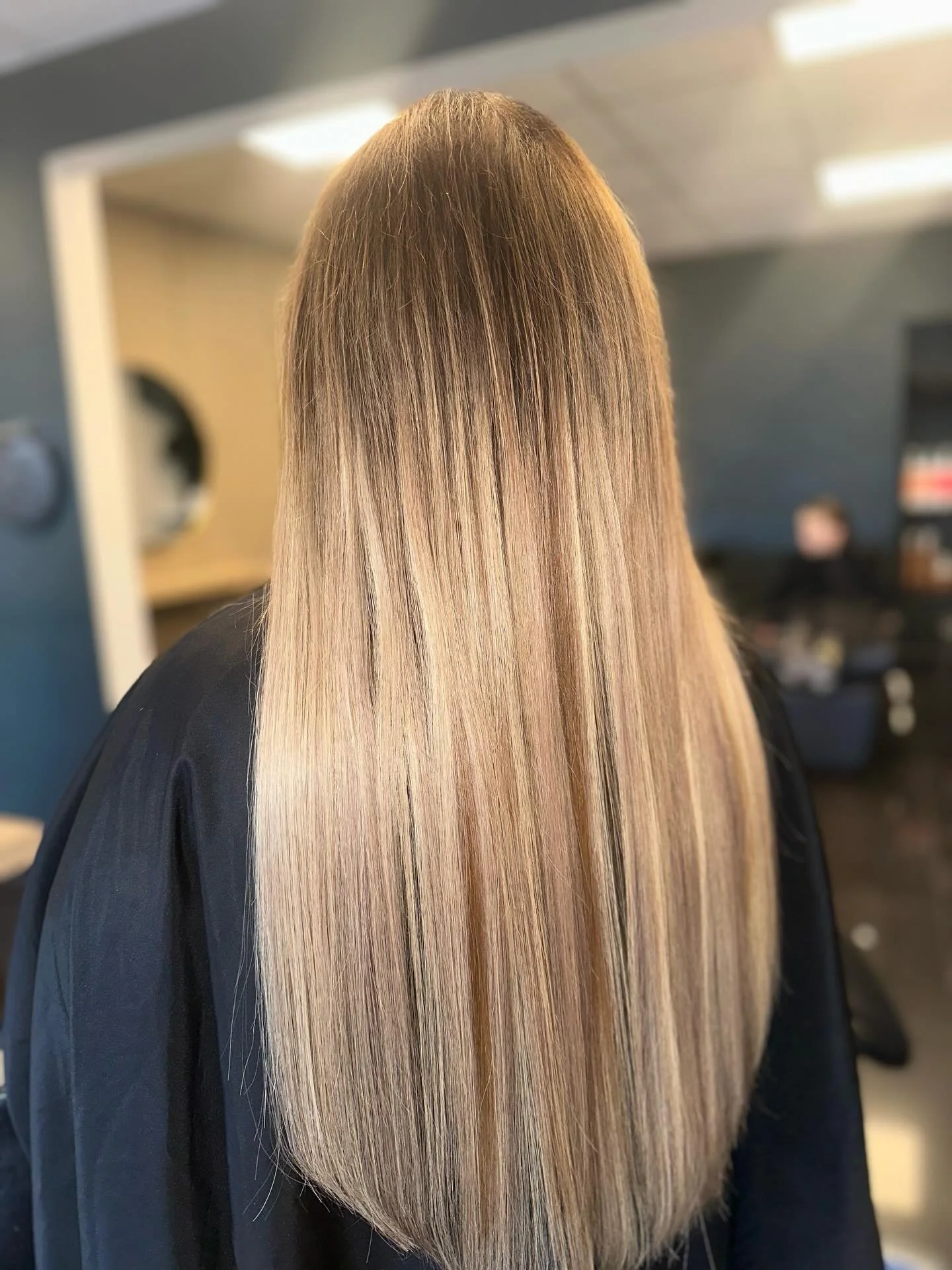 ✨ Colour refresh, without the colour ✨
This gorgeous blend was created simply by swapping out a few packs of darker extensions for lighter ones &ndash; no bleach, no dye, no chemicals 💛

The result?
🌟 A brighter, refreshed look
🌟 Zero damage to na
