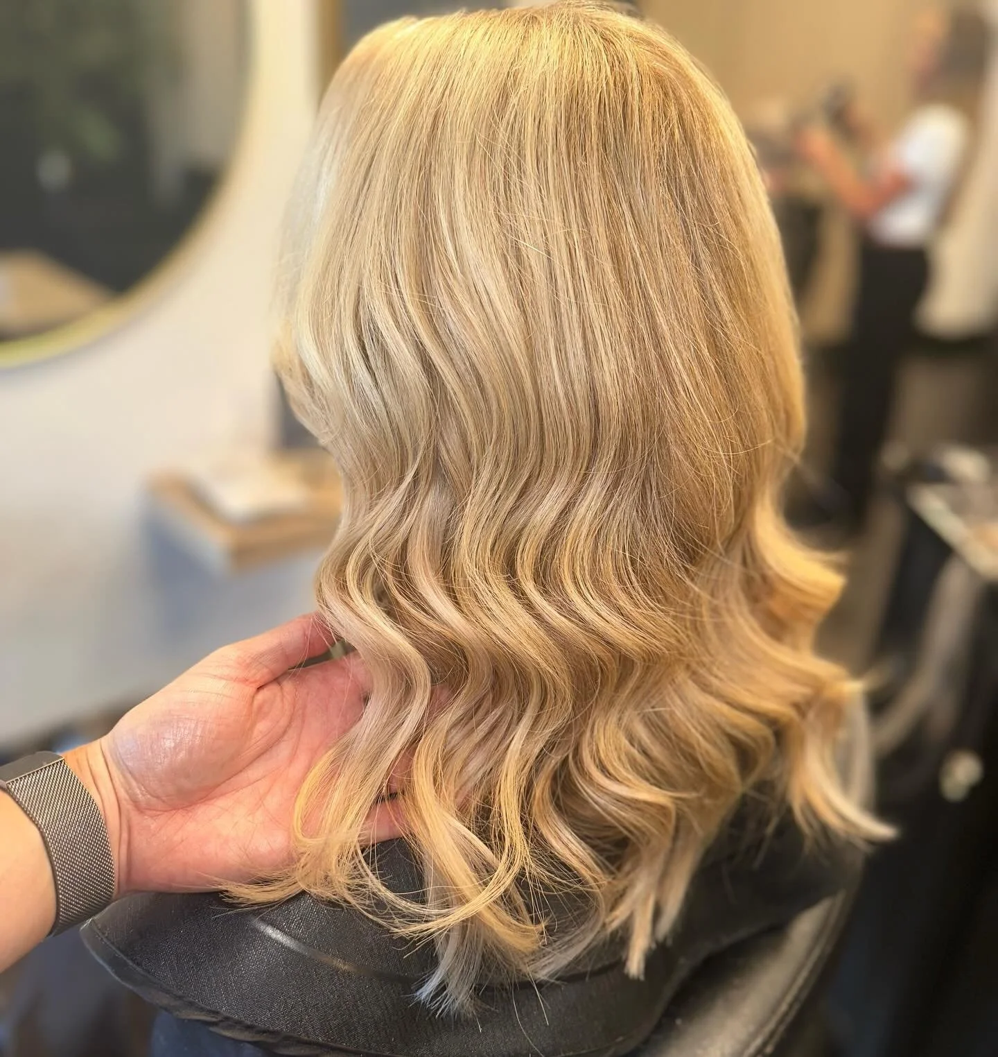 Thinking about a little refresh but not ready for a full transformation? 💭✨
Just a few packs of extensions placed around the face can:
💫 Add instant thickness
💫 Brighten your colour
💫 Soften + frame your features

It&rsquo;s the perfect way to ge