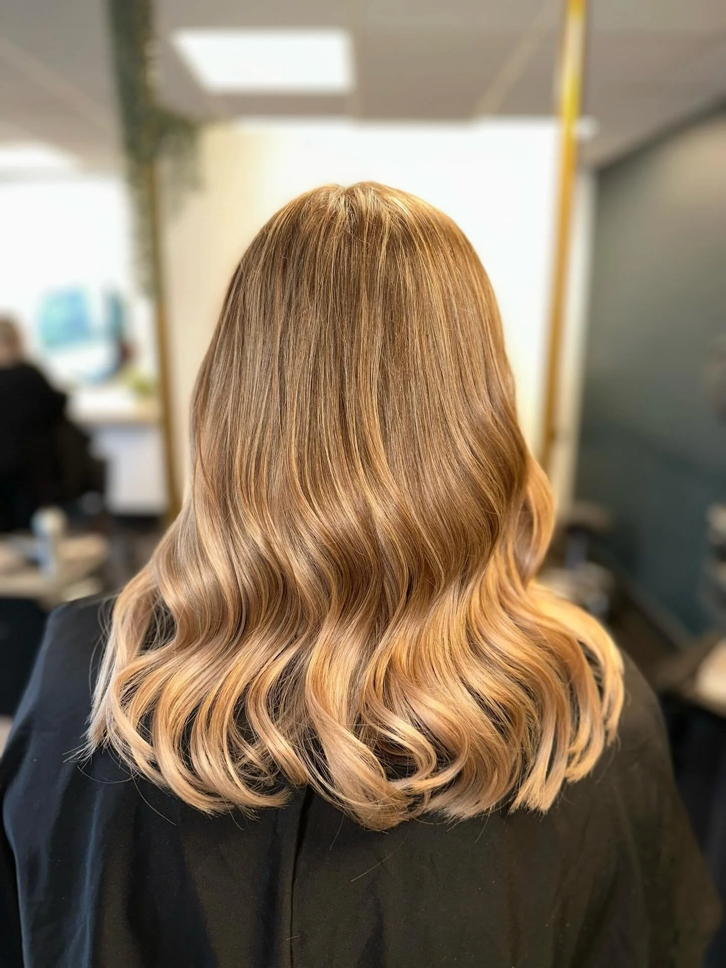 ✨ Sometimes it&rsquo;s the subtle touches that make the biggest difference ✨
We added a 1 row of natural extensions to brighten and blend, giving the hair that effortless, sun-kissed glow without a full color change 🌞💛

Perfect for adding:
💫 A lit