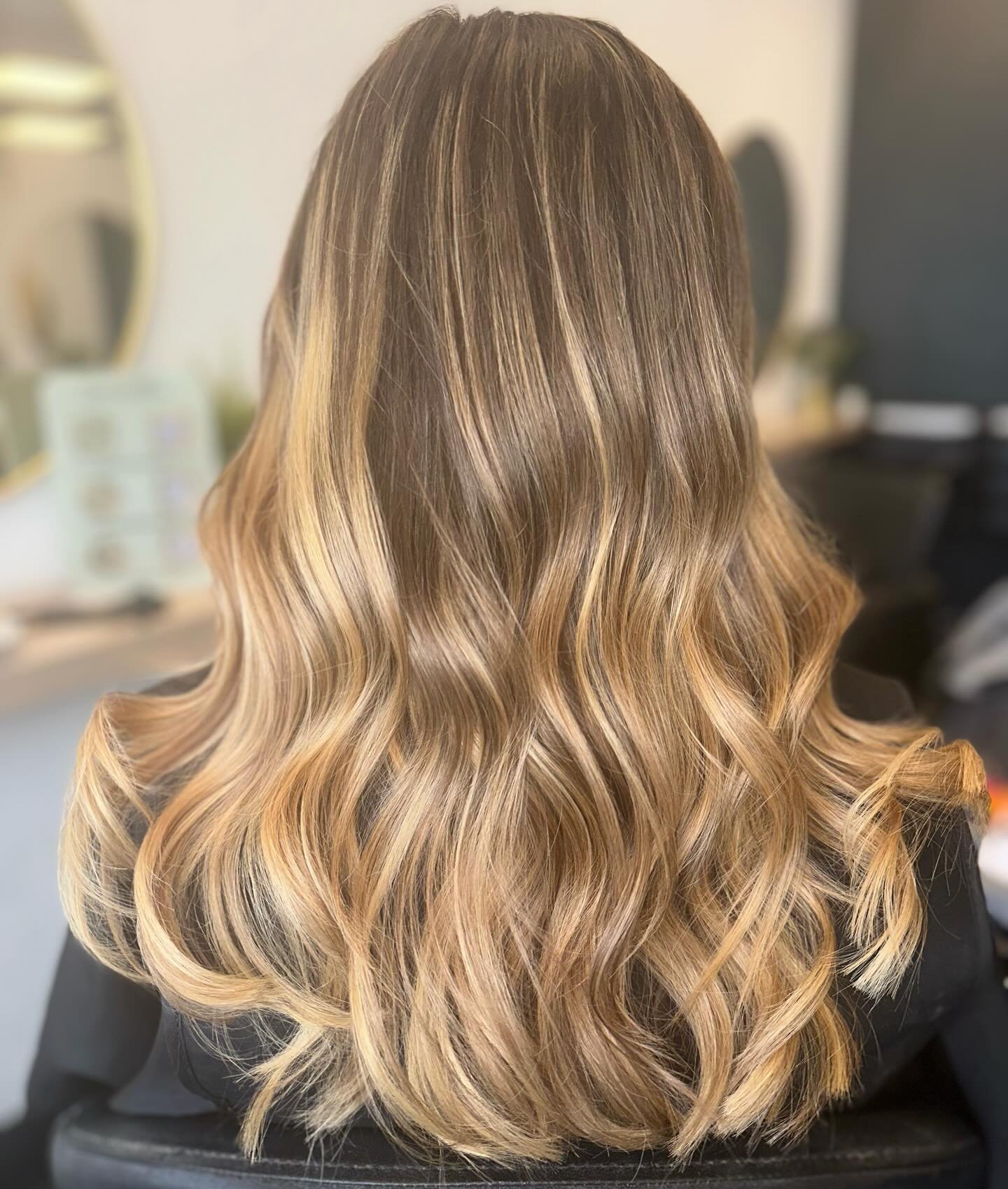 Keep your colour long lasting with extensions! 🪄 
We haven&rsquo;t done a colour on this in months, using extensions can keep your colour bright &amp; long lasting. 
Here we fit 3 packs of nano rings for thickness ✨
.
.
.
.
#hairextensions #hairexte