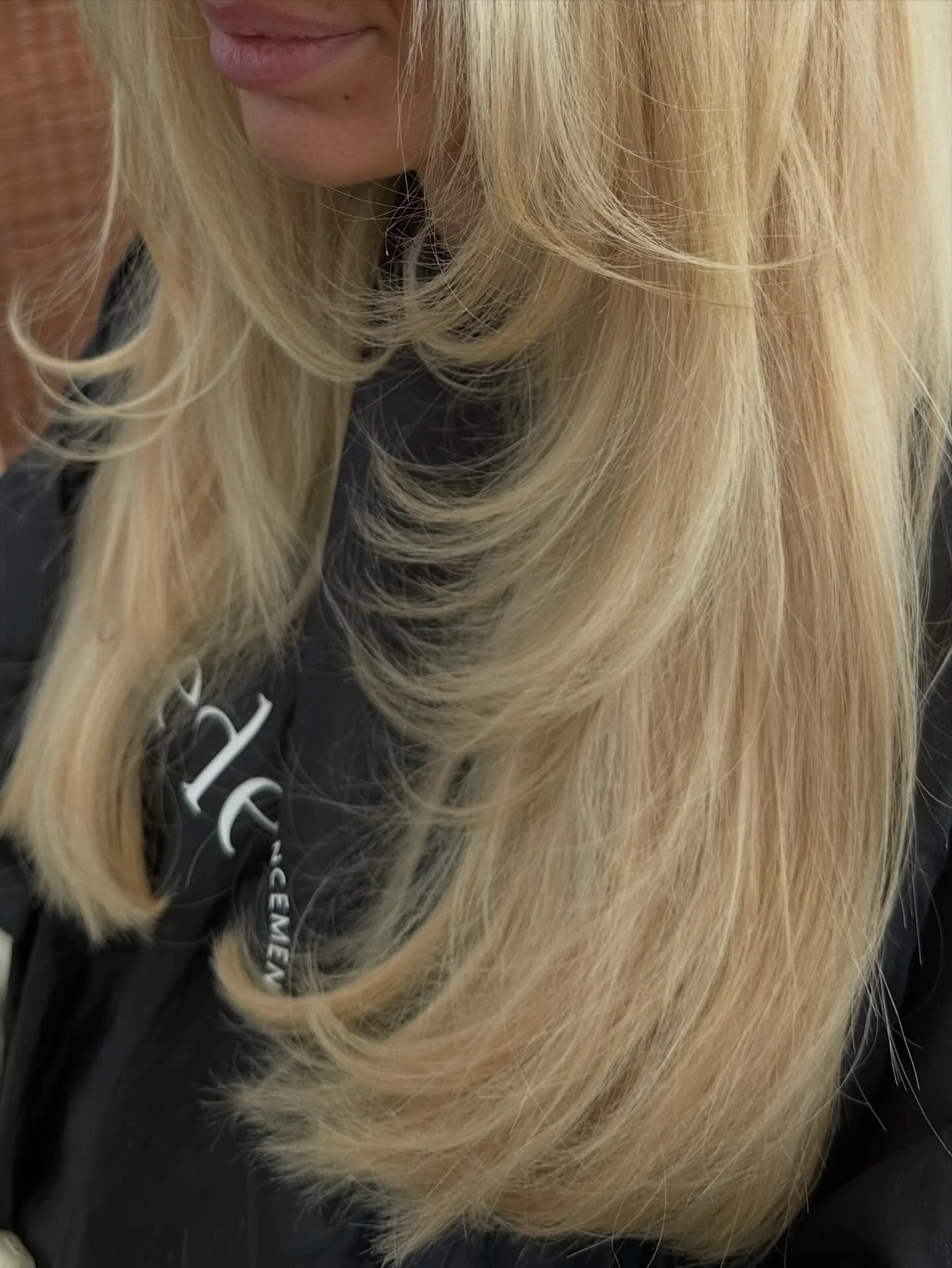 ✨ Face Framing Magic ✨

We used our hybrid method to create this unreal face frame and overall thickness. By combining tapes around the front with a weave through the back, we get the best of both worlds &mdash; seamless around the face and full thro