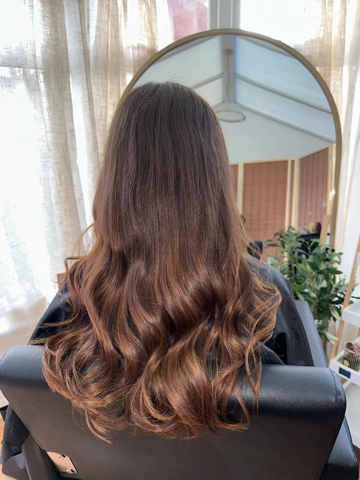 🤎 Brunette Sensation 🤎

We originally added extensions to help with the front sections that just wouldn&rsquo;t grow, while the back already had plenty of length. She felt like her hair was always longer at the back but never around the front.

Fas