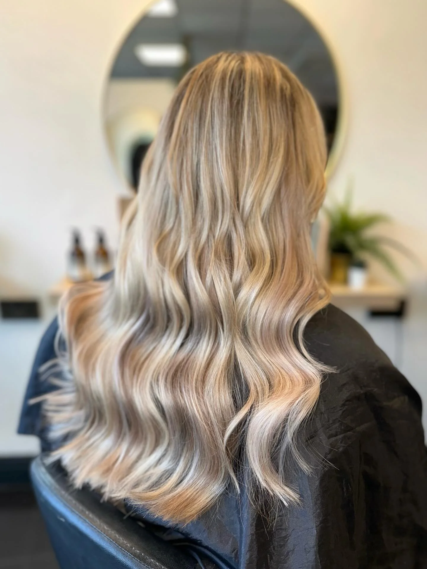 Want to give your hair a break from bleach? ✨

Since having extensions, we&rsquo;ve only been colouring the top section and leaving all the underneath natural. This creates beautiful contrast, gives the hair a chance to restore, and helps it grow str