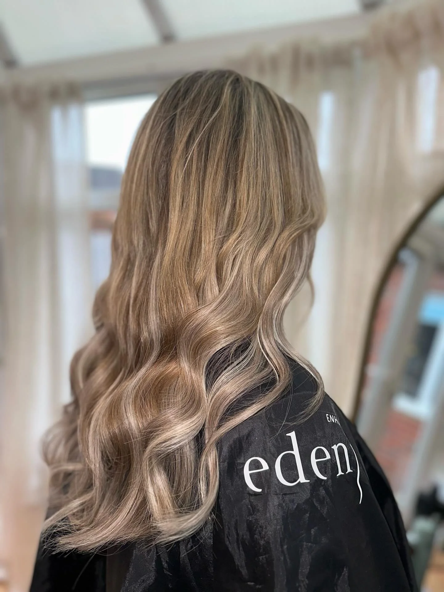 I could post endless photos of this transformation&hellip; 🤍

The dimension these nano extensions created is just sensational ✨

Using 18&rdquo; nanos in Coconut Cream by @meliahairextensions  and I am completely obsessed with the blend, the length,