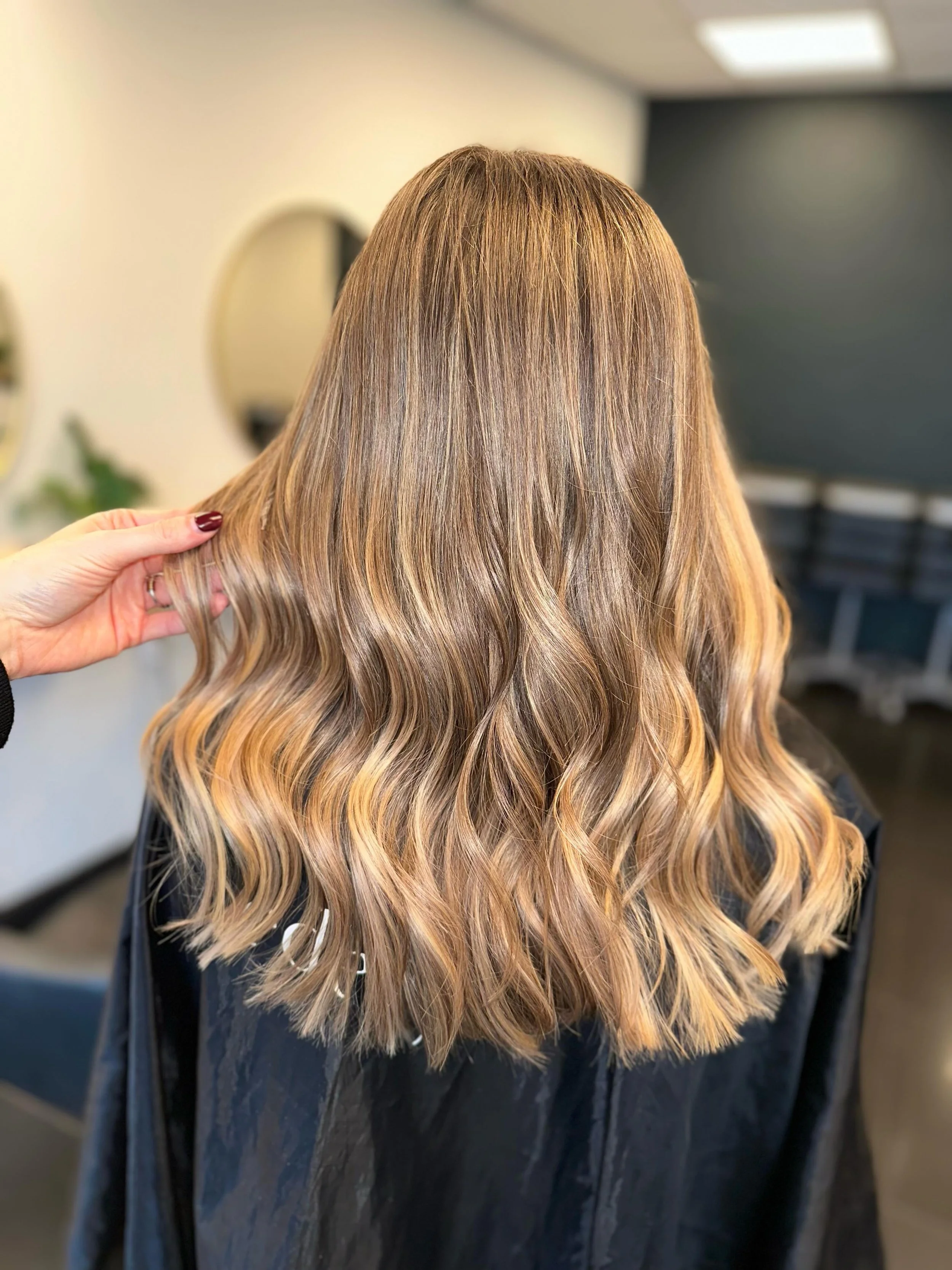 New hair extensions for that extra overall thickness and a perfectly blunt finish ✨

Just 2 packs of nanos by @prestigehairextensions in 16&rdquo; were all it took 🤍
Balancing cool and warm tones to complement this gorgeous colour transformation by 