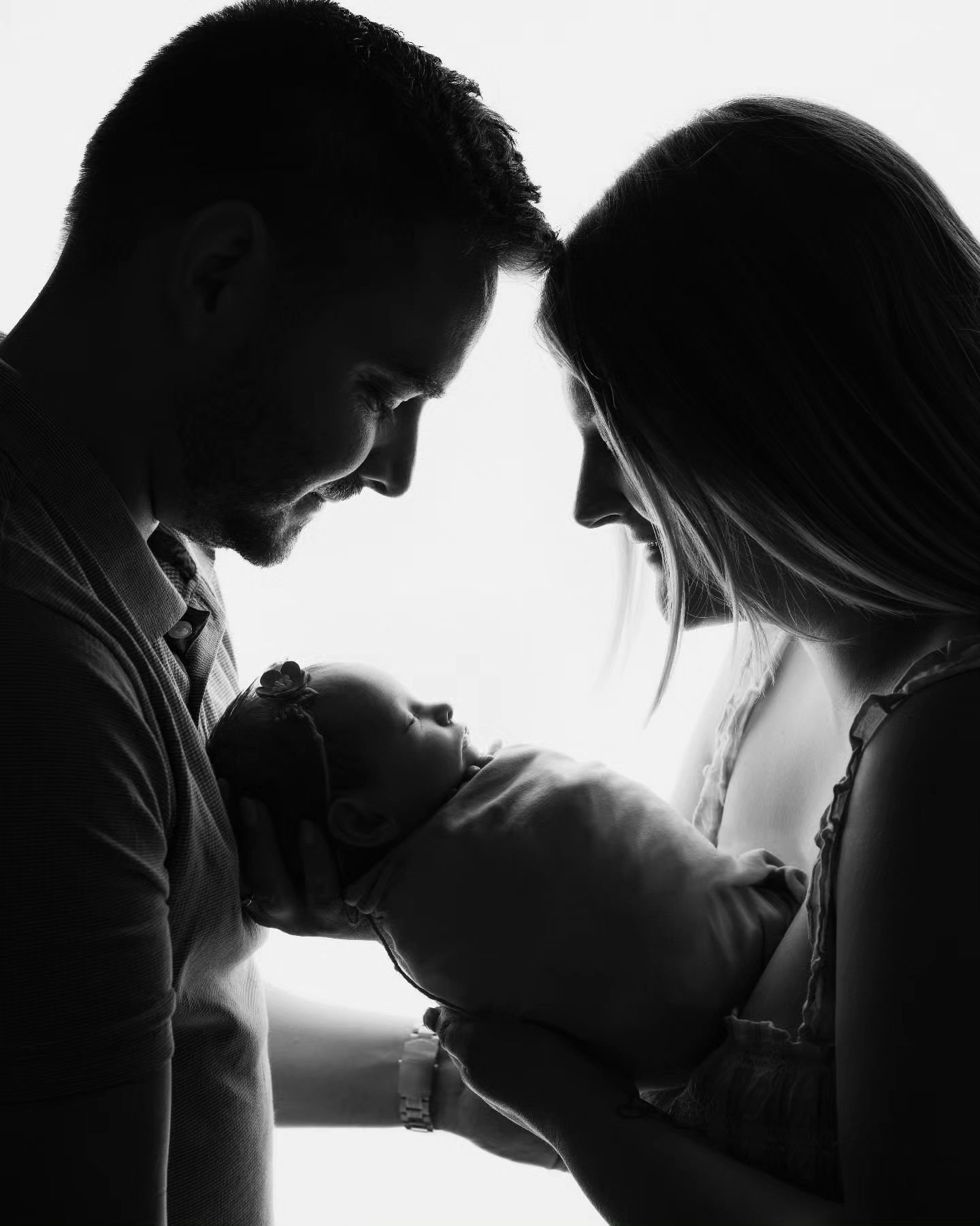 I've said it before and I'll say it again, I absolutely love a simple, classic family silhouette portrait.

They look beautiful and timeless on your wall and are a perfect way to have family portraits with your children if you don't want the pressure