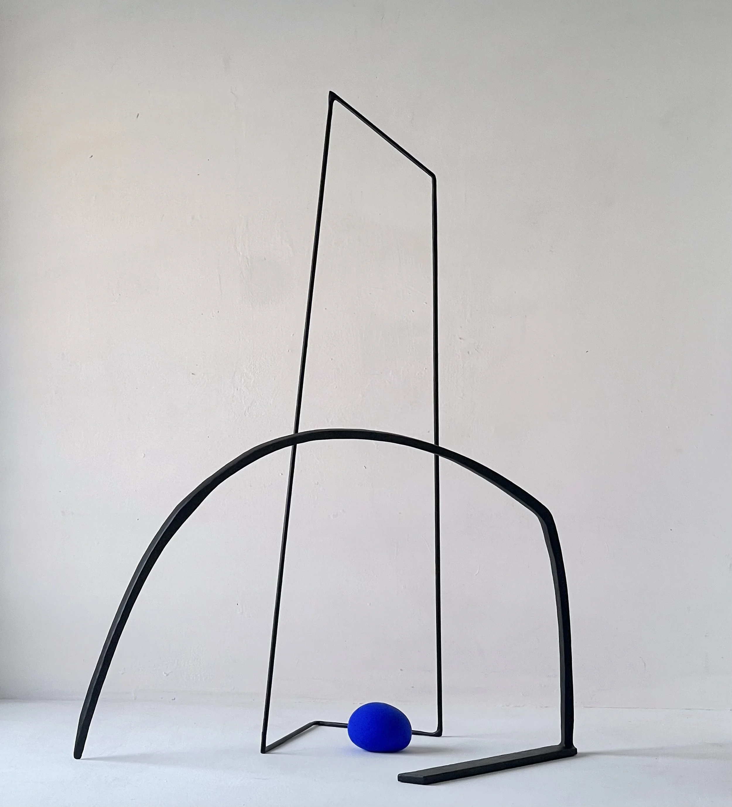 The silence in between 2021
Painted steel, concrete, space
H88cms x W55cms x D39cms