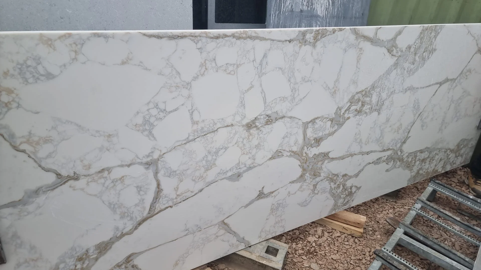 LT295 - 3200x1090mm
Calacatta Cremo Quartz 30mm