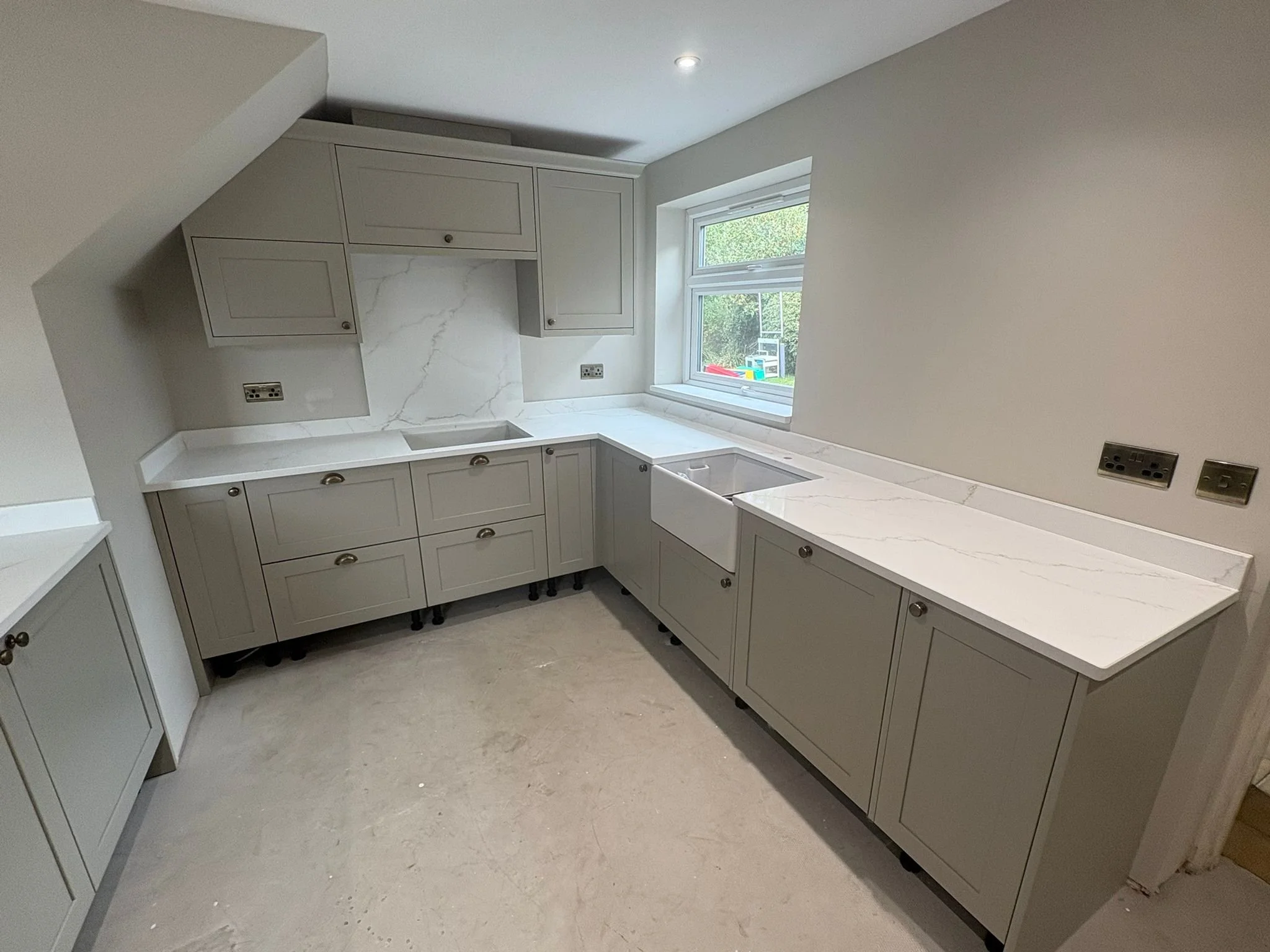 This kitchen features Golden Thunder Polished 30mm Quartz from @picassostone and was installed in Riseley, Bedford.
 #QuartzCountertops #PicassoStone #LatinoGranite #KitchenInspo #QuartzWorktops #WorktopInstallation #quartzcountertops #quartzworktop