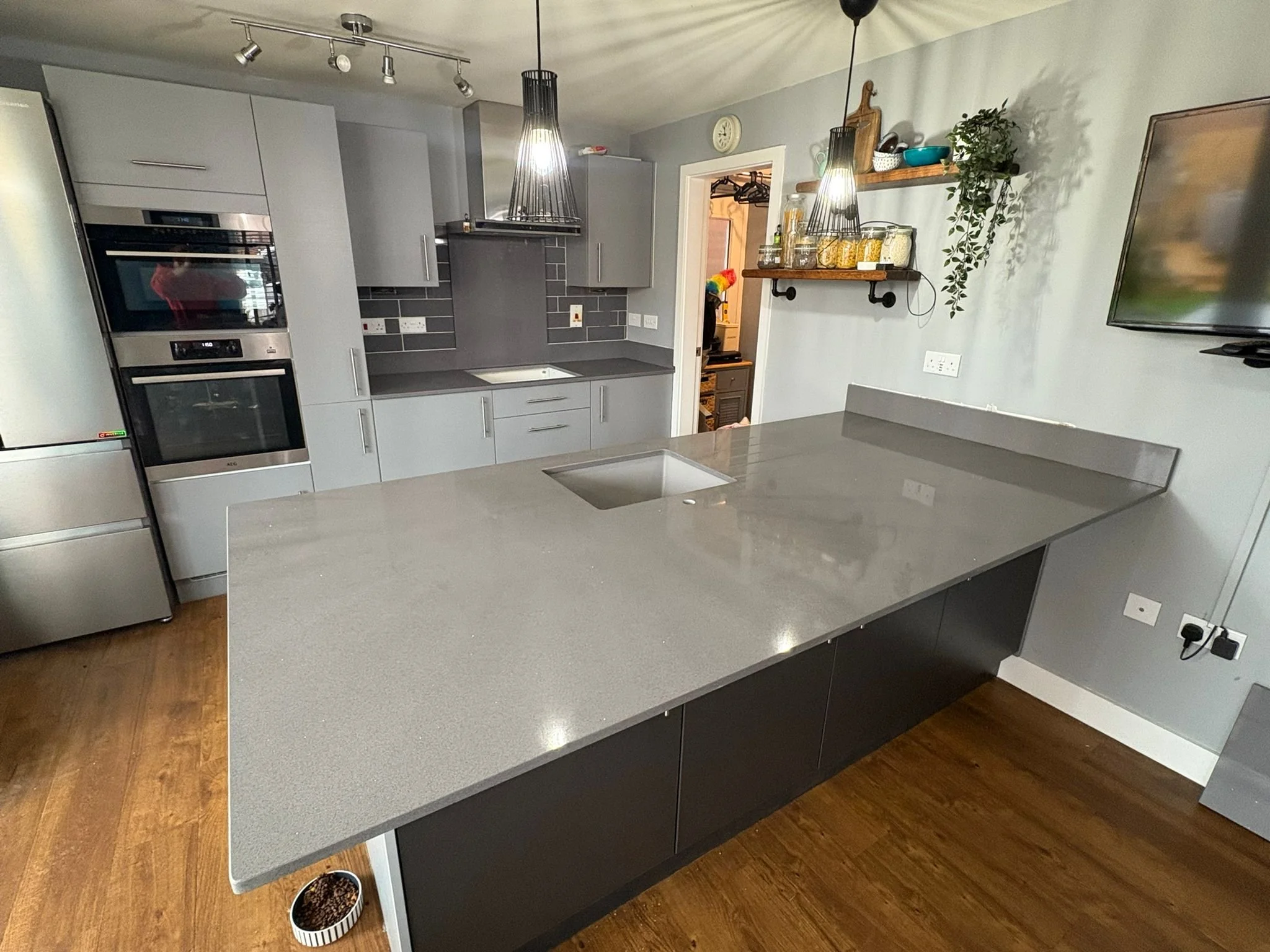 β¨ Project Spotlight – Irthlingborough β¨
We love how this stunning kitchen and utility transformation turned out! Featuring Grey Shimmer Polished 20mm Quartz from Fugen.
To complete the look the customer opted for a bespoke matching Quartz tab