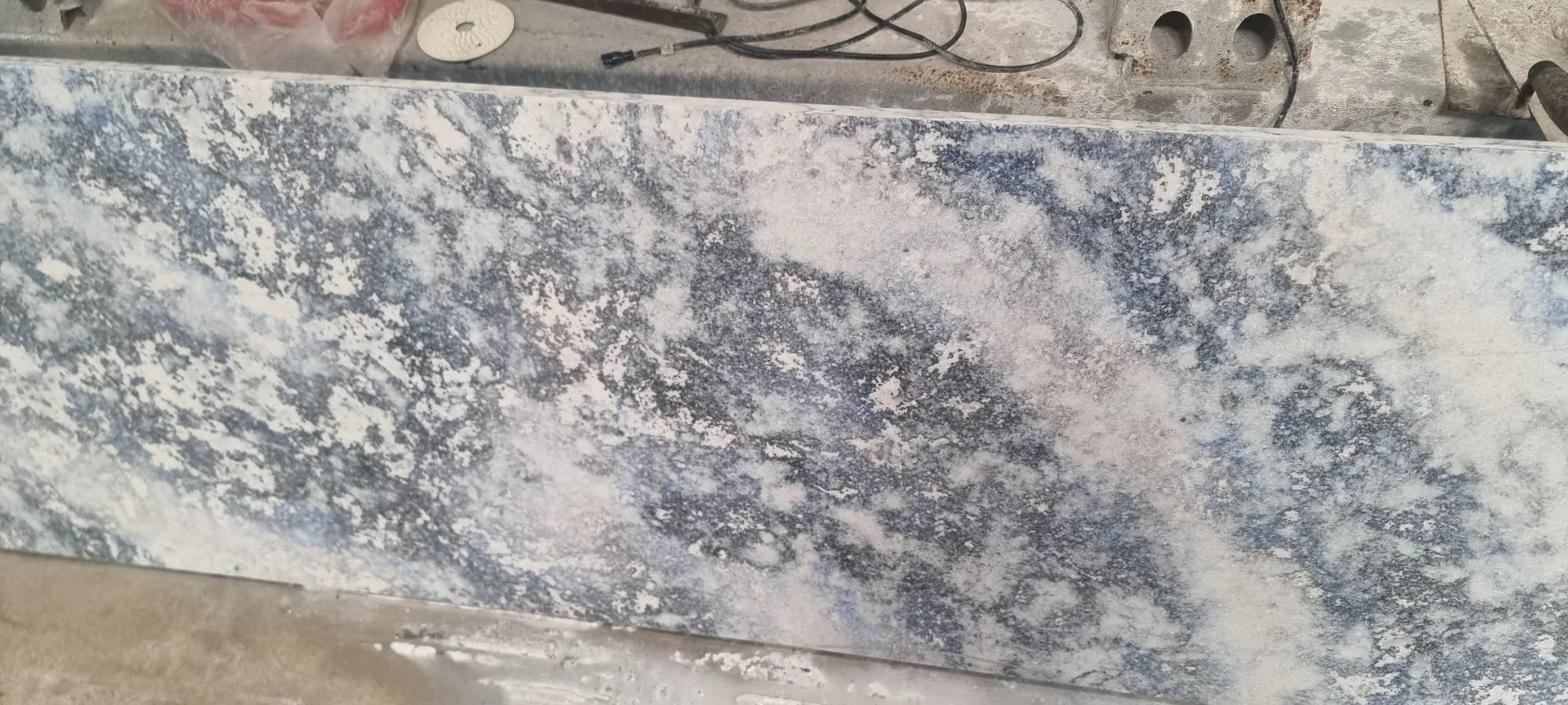 LT341 - 2390x590mm
Cloud Burst 20mm Quartz