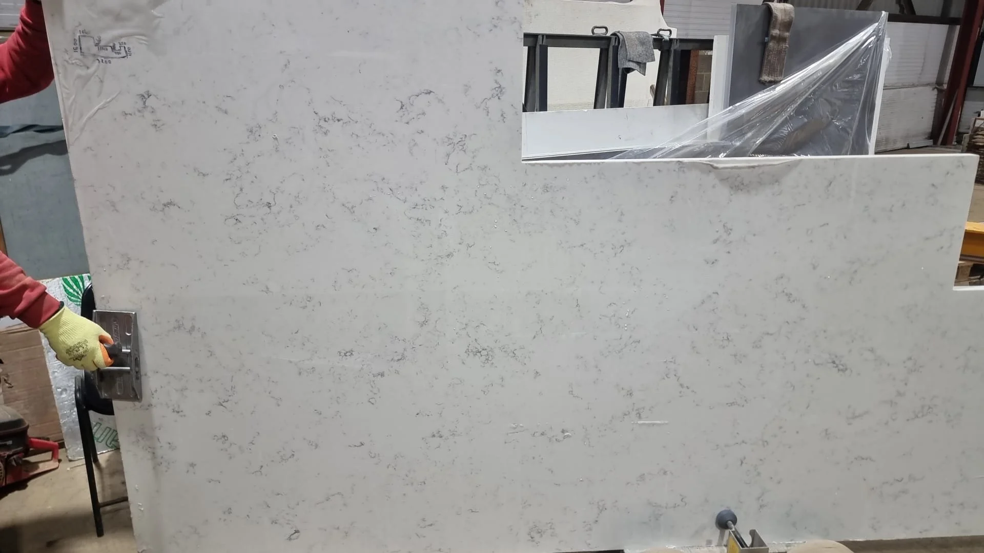 LT277 - L Shape
Carrara Spring Quartz 30mm