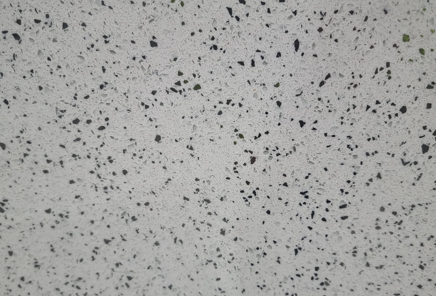 LT332 - 1040 x 600mm
Metallic White 30mm polished Quartz 