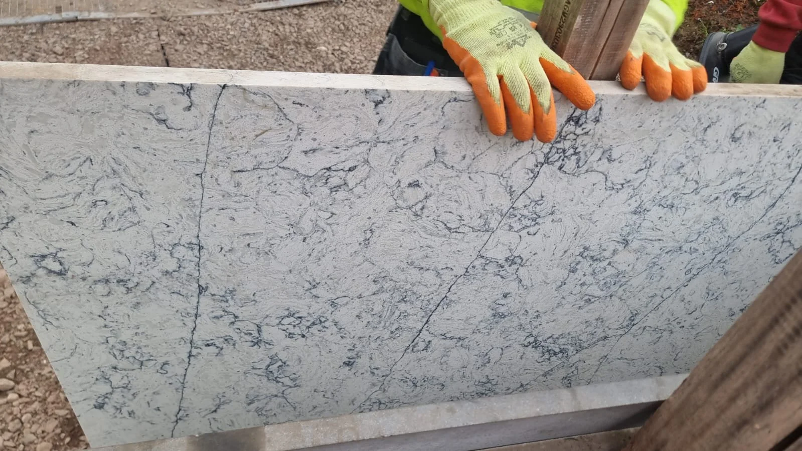 LT286 - 1470x870mm
Himalaya Quartz 30mm 