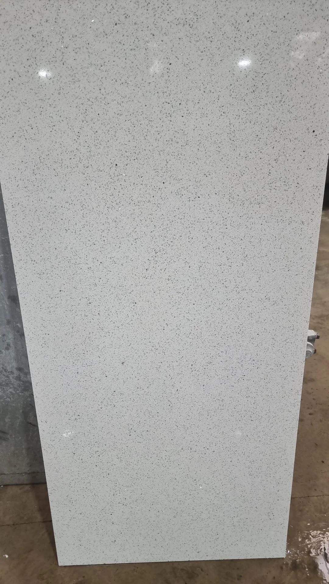 LT352 - 1300x610mm
White Mirror 20mm Quartz